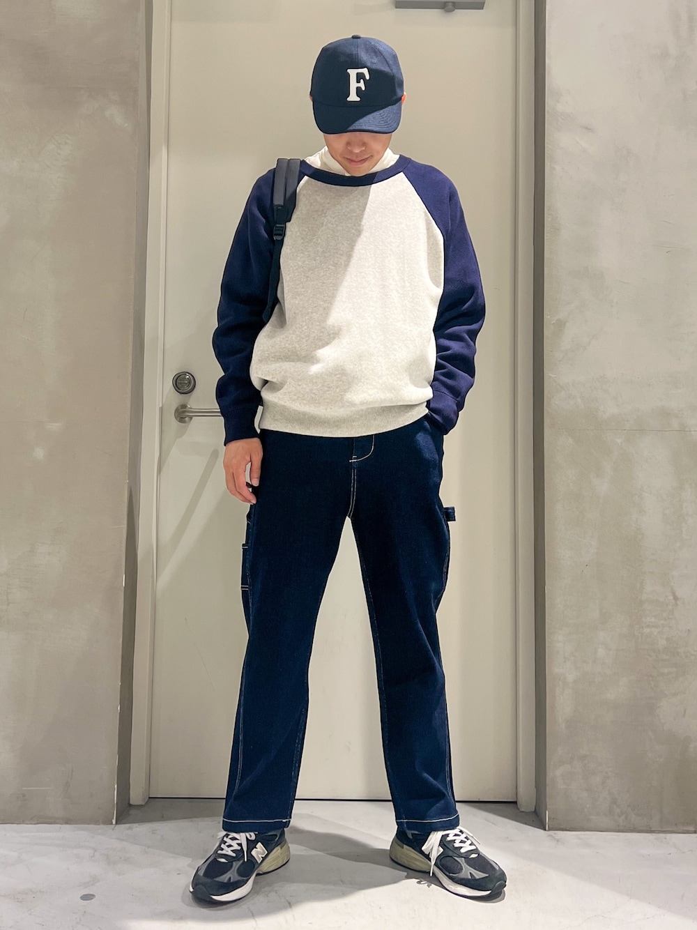 「重ね着ベストシーズン、休日スタイル、スニーカー、デニム、ニット、キャップ、ストリート、ビッグシルエット、レイヤードスタイル、お出かけコーデ、大人カジュアル、秋コーデ、デニムパンツ、カジュアルコーデ、ゆるコーデ」｜「Franklin Climbingの【Franklin Climbing】MELTON LOGO CAP（キャップ、ブルー系）」を使った、しょーへーさん（メンズ・175cm）の秋コーディネートの1枚目の写真