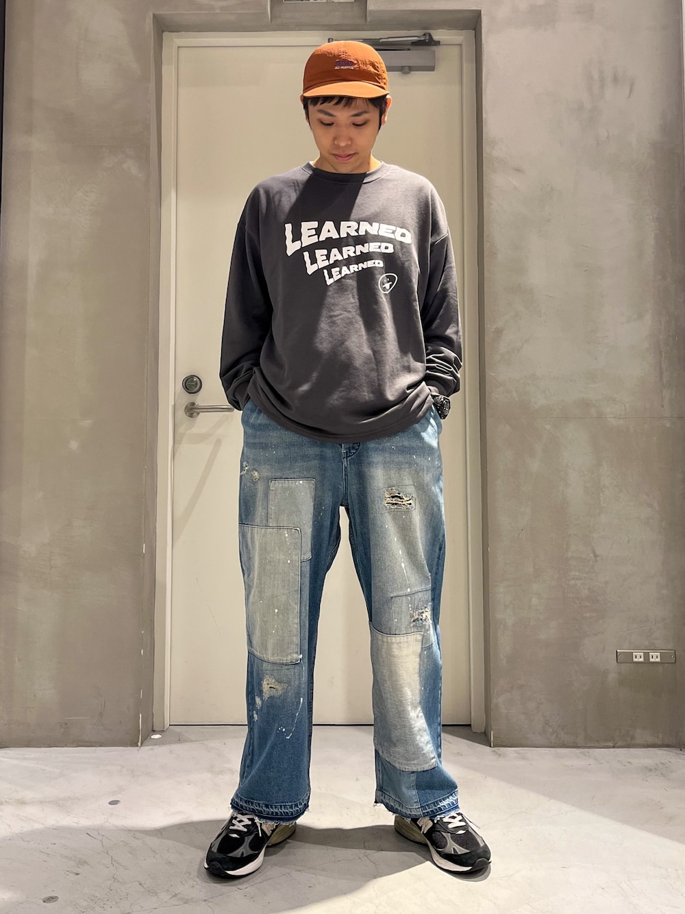 「デニム、モノトーン、ストリート、秋服準備はじめました、ロゴT、休日スタイル、古着MIX、ロンT、スニーカー、大人コーデ、ワイドデニム、秋冬コーデ、デニムパンツ、古着、リラックススタイル」｜「CIAOPANIC TYPYの【ユニセックス】ソフトタッチプリントドロストロンTee（Tシャツ/カットソー、グレー系）」を使った、しょーへーさん（メンズ・175cm）の夏コーディネートの1枚目の写真