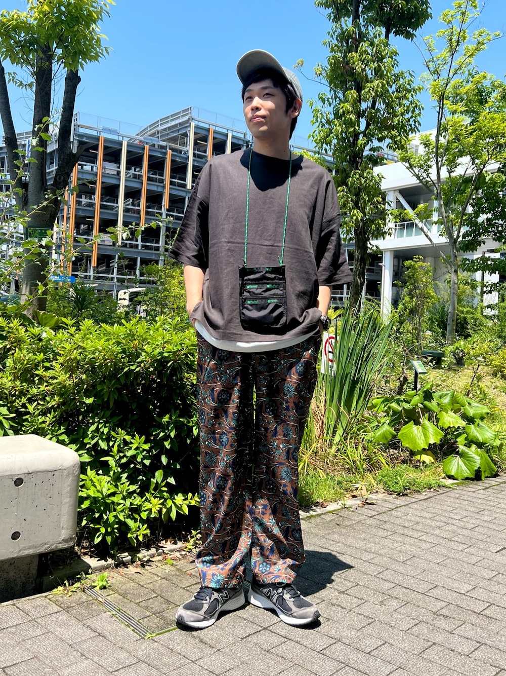 「韓国ファッション、ストリート、ミニバッグ、ビッグシルエット、レイヤードスタイル、お出かけコーデ、キャップ、リネン、夏だ！Tシャツ着よう！、スニーカー、ショルダーバッグ」｜「CIAOPANIC TYPYのリネンレーヨンアンサンブル布帛Tee（アンサンブル、グレー系）」を使った、しょーへーさん（メンズ・175cm）の夏コーディネートの1枚目の写真