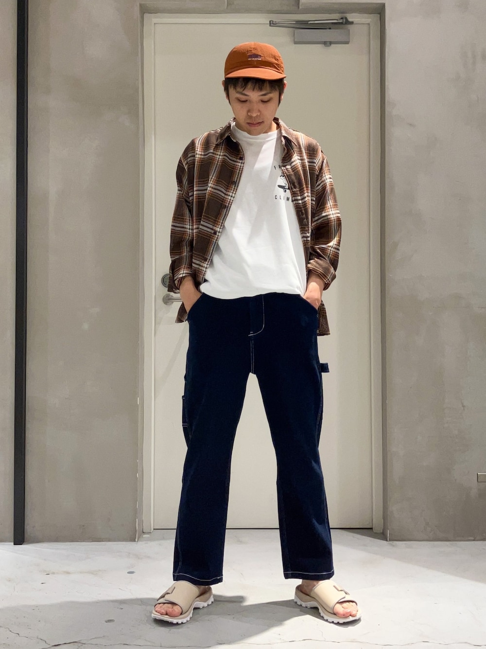 「デニム、サンダル、シャツスタイル、ストリート、秋服準備はじめました、ロゴT、カラー×コーデ、ブラウン、休日スタイル、チェック、カジュアルコーデ、シンプルスタイル、白Tシャツ、オーバーサイズ、大人カジュアル」｜「SEDAN ALL-PURPOSEのアイテム（キャップ、ブラウン系）」を使った、しょーへーさん（メンズ・175cm）の夏コーディネートの1枚目の写真