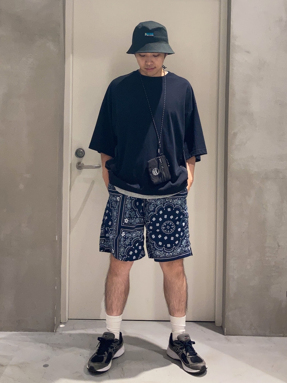 「夏だ！Tシャツ着よう！、スニーカー、夏コーデ、休日スタイル、ストリート、バケットハット、ビッグシルエット、フェススタイル、お出かけコーデ、大人カジュアル、初夏コーデ、Tシャツ、ハーフパンツ、メンズファッション、アウトドアスタイル」｜「CIAOPANIC TYPYのコインケースショルダー/ミニパーパスショルダー（ショルダーバッグ、その他）」を使った、しょーへーさん（メンズ・175cm）の夏コーディネートの1枚目の写真