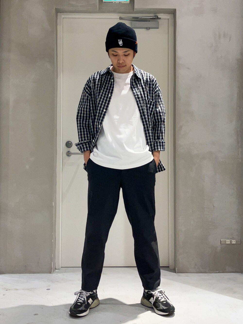 「秋服準備はじめました、スラックス、休日スタイル、チェック、スニーカー、きれいめカジュアル、シャツスタイル、ストリート、キレイめ、リラックススタイル、ラフ、秋冬コーデ、大人コーデ、ニット帽、プリントT」｜「UNIVERSAL OVERALLの【UNIVERSAL OVERALL】刺繍ニットキャップ（ニットキャップ/ビーニー、ブラック系）」を使った、しょーへーさん（メンズ・175cm）の秋コーディネートの1枚目の写真