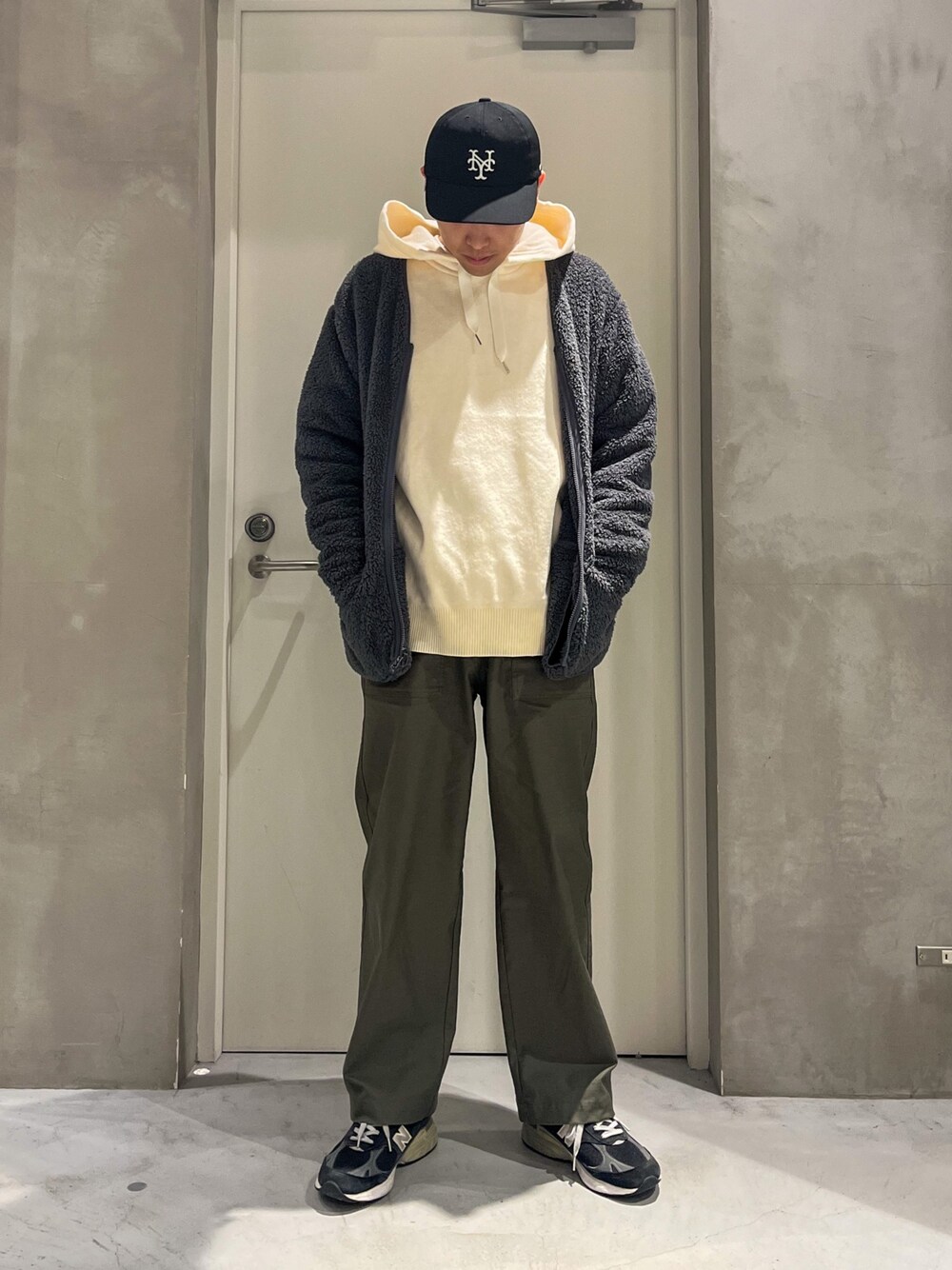「重ね着ベストシーズン、ニット、キャップ、ストリート、カーディガン、ベイカーパンツ、モノトーン、ビッグシルエット、レイヤードスタイル、スウェット、お出かけコーデ、スニーカー、パーカー、ゆるコーデ、シンプルコーデ」｜「COMESANDGOESのアイテム（キャップ、ブラック系）」を使った、しょーへーさん（メンズ・175cm）の秋コーディネートの1枚目の写真