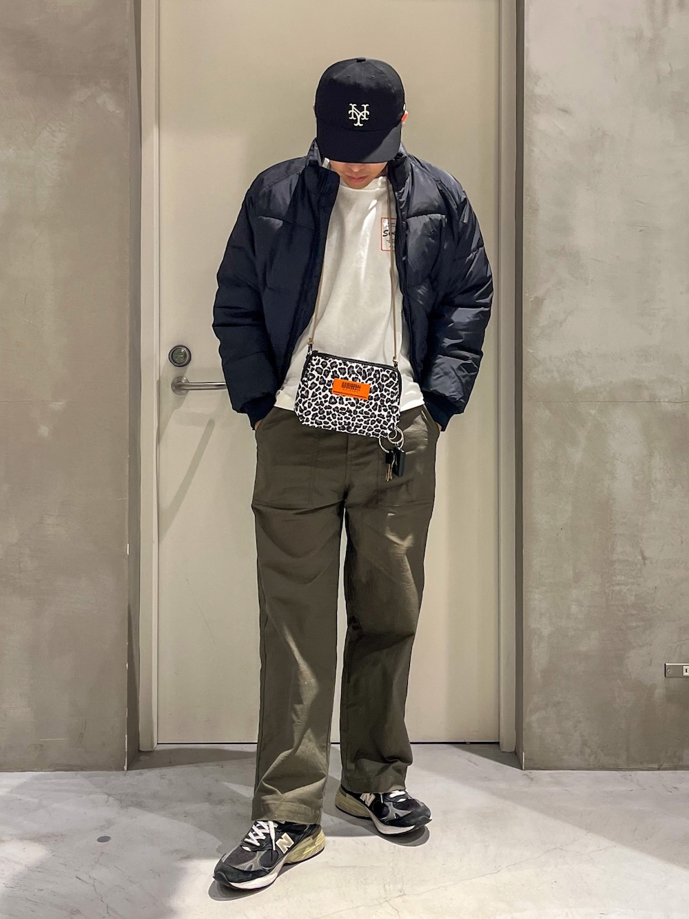 「ファッションを楽しもう、スポーツミックス、お出かけコーデ、スニーカー、キャップ、冬コーデ、ストリート、ミニバッグ、ベイカーパンツ、ダウンジャケット、レイヤードスタイル、オトナカジュアル、休日スタイル、オーバーサイズ、リラックススタイル」｜「COMESANDGOESのアイテム（キャップ、ブラック系）」を使った、しょーへーさん（メンズ・175cm）の秋コーディネートの1枚目の写真