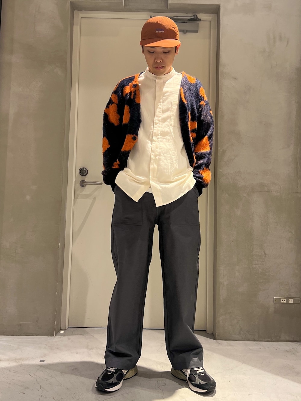 「ワイドパンツ、古着MIX、花柄、休日スタイル、スニーカー、ビッグシルエット、きれいめカジュアル、キャップ、カーディガン、大人コーデ、ストリート、ニット、リラックススタイル、大人カジュアル、シャツスタイル」｜「SEDAN ALL-PURPOSEのアイテム（キャップ、ブラウン系）」を使った、しょーへーさん（メンズ・175cm）の秋コーディネートの1枚目の写真