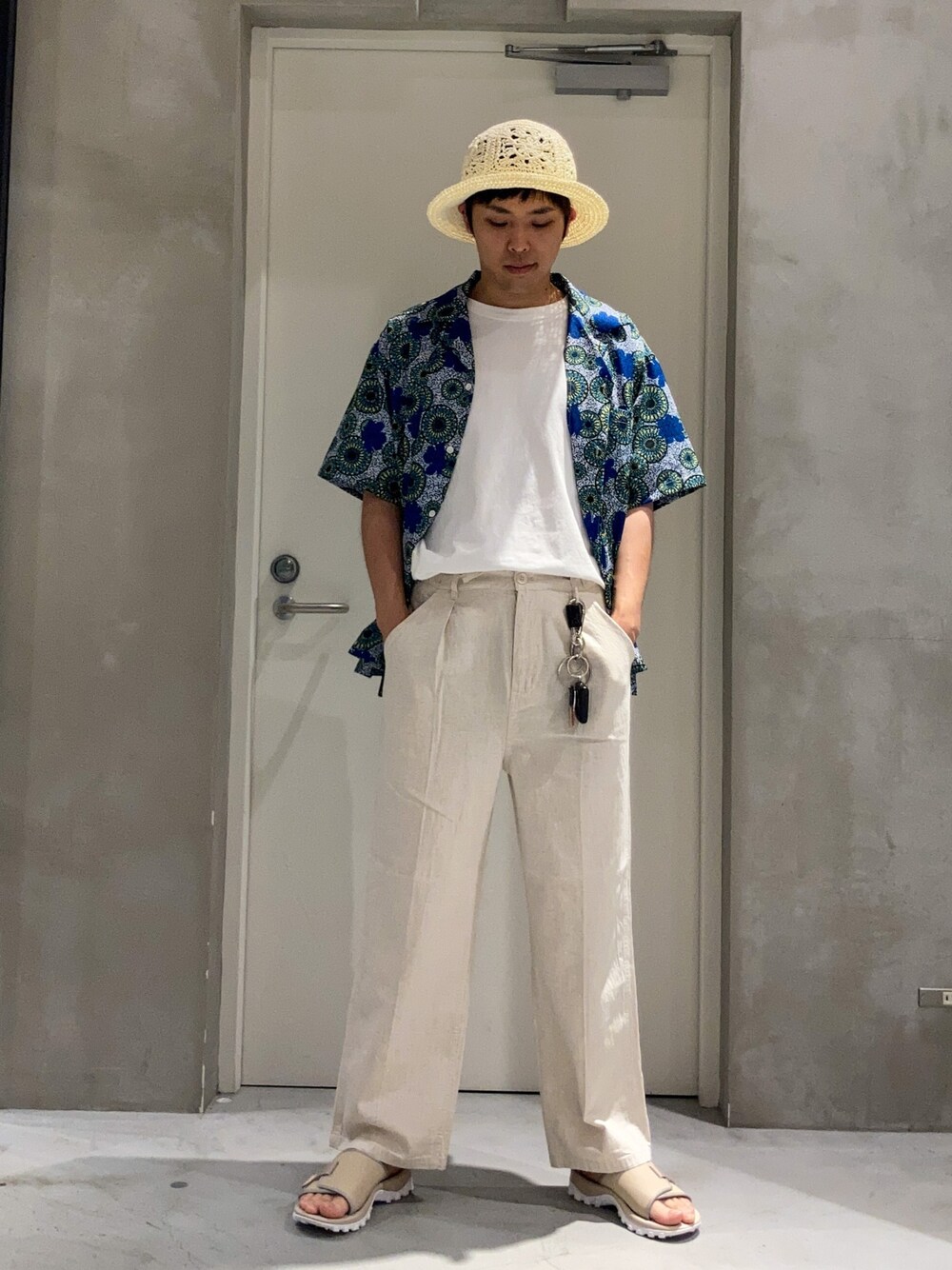 「夏コーデ、休日スタイル、麦わら帽子、デニム、プチプラ、ストリート、みんなの白Tフェス、ビッグシルエット、韓国ファッション、お出かけコーデ、柄シャツ、夏セールで買いました、大人カジュアル、タックイン、サンダル」｜「CIAOPANIC TYPYのクロシェペーパーハット（ハット、ホワイト系）」を使った、しょーへーさん（メンズ・175cm）の夏コーディネートの1枚目の写真