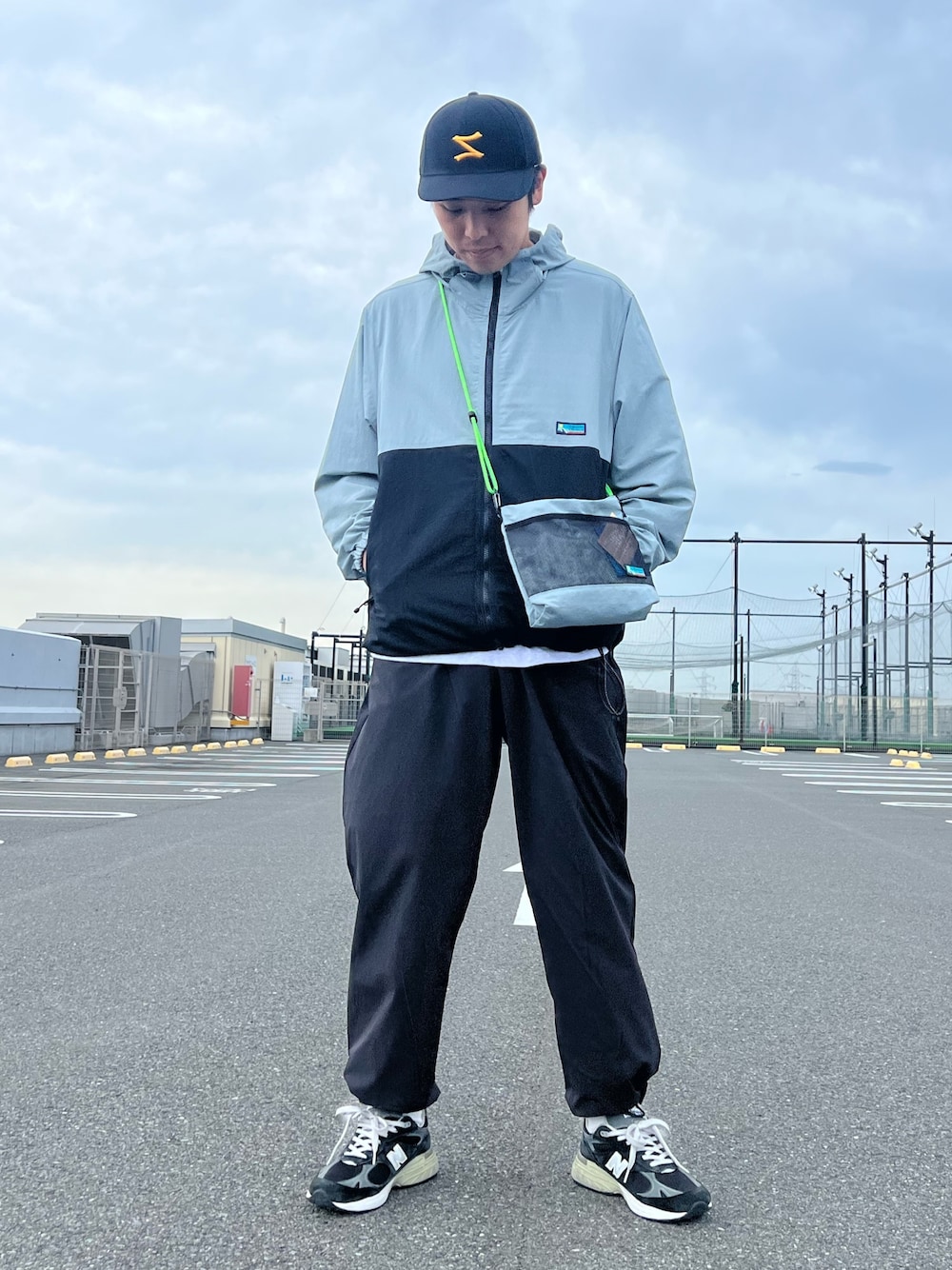 「レイヤードスタイル、カラー×コーデ、ミニバッグ、休日スタイル、スニーカー、ナイロンパンツ、キャップ、秋コーデ、ショルダーバッグ、リラックススタイル、カジュアル、秋のコーデ、シンプルコーデ、ゆるコーデ、お出かけコーデ」｜「STUSSYのアイテム（キャップ、ブラック系）」を使った、しょーへーさん（メンズ・175cm）の秋コーディネートの1枚目の写真