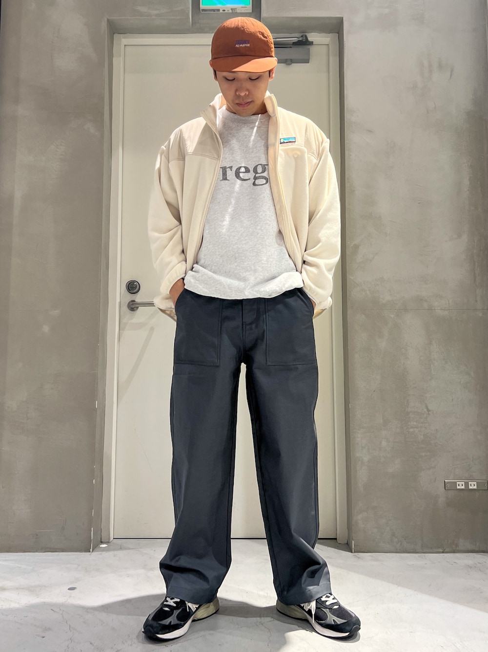 「スウェット、ワイドパンツ、休日スタイル、スニーカー、キャップ、ストリート、モノトーン、ビッグシルエット、ベイカーパンツ、フリース、大人コーデ、ゆるコーデ、大人カジュアル、カジュアルコーデ、秋コーデ」｜「SEDAN ALL-PURPOSEのアイテム（キャップ、ブラウン系）」を使った、しょーへーさん（メンズ・175cm）の秋コーディネートの1枚目の写真