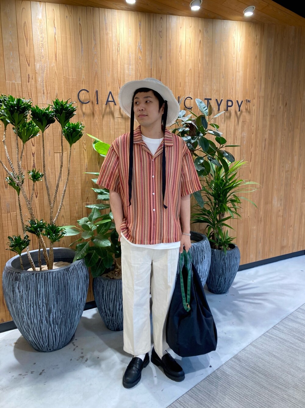 「ローファー、初夏コーデ、休日スタイル、ストライプシャツ、デニム、リラックススタイル、きれいめカジュアル、お出かけコーデ、ラフ、ゆるコーデ、キレイめ、シャツ、シアートップス、麦わら帽子、柄シャツ」｜「CIAOPANIC TYPYのUSAコットンハーフスリーブTee（Tシャツ/カットソー、ホワイト系）」を使った、しょーへーさん（メンズ・175cm）の夏コーディネートの1枚目の写真