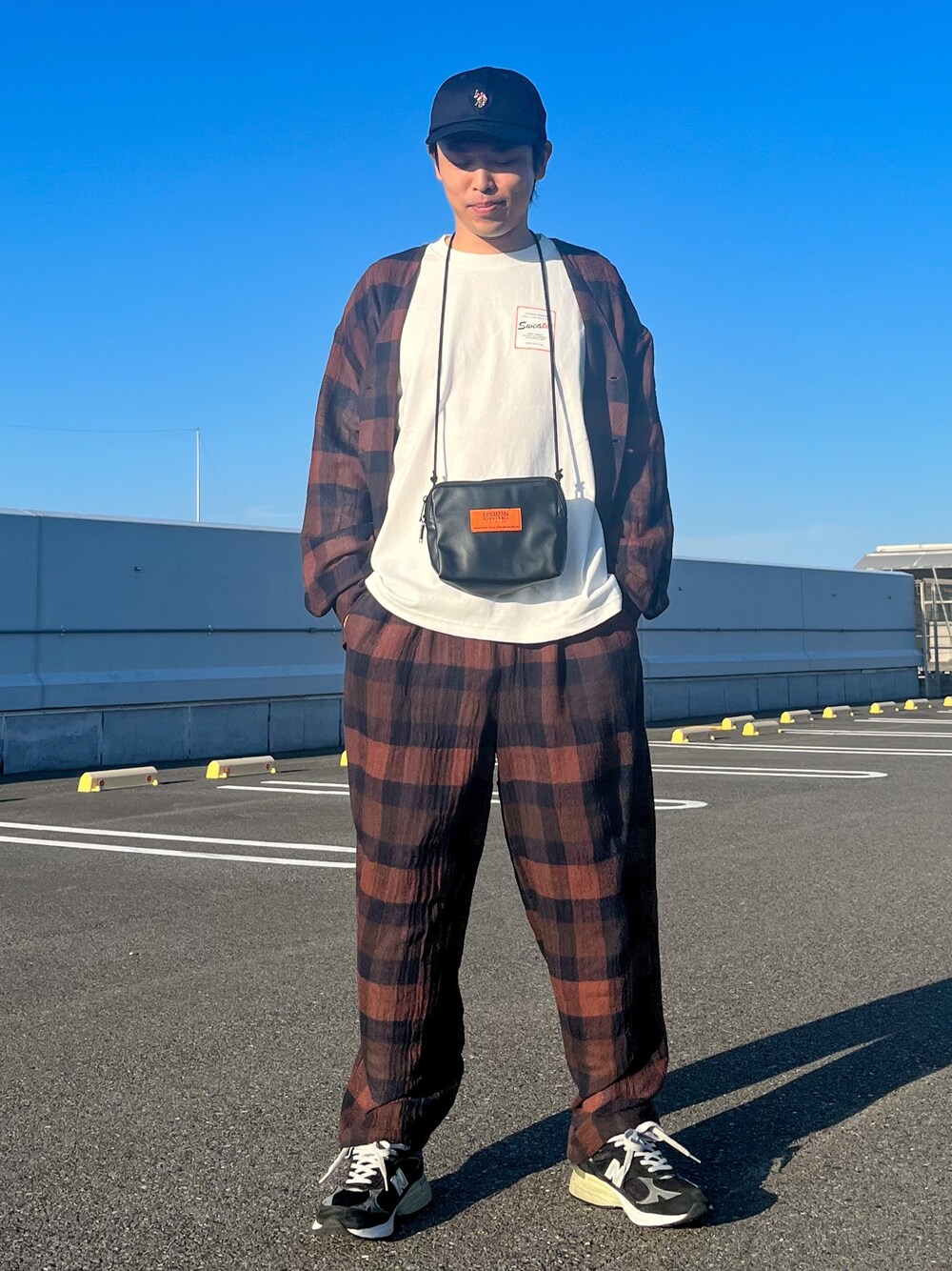 「スニーカー、キャップ、ストリート、秋コーデ、ショルダーバッグ、スニーカーコーデ、ジャケットスタイル、お出かけコーデ、カーディガン、セットアップ、ワイドパンツ、ブラウン、休日スタイル、ゆるコーデ、ビッグシルエット」｜「U.S. POLO ASSN.の【U.S. POLO ASSN/ユーエスポロアッスン】ワンポイント刺繍ツイルキャップ（キャップ、ブルー系）」を使った、しょーへーさん（メンズ・175cm）の秋コーディネートの1枚目の写真