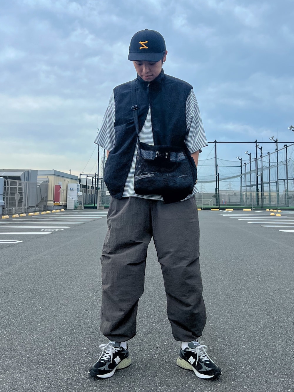 「レイヤードスタイル、韓国ファッション、休日スタイル、スニーカー、キャップ、ストリート、秋コーデ、ベスト、カーゴパンツ、リラックススタイル、オーバーサイズ、ブラックコーデ、ラフ、ゆるコーデ、お出かけコーデ」｜「STUSSYのアイテム（キャップ、ブラック系）」を使った、しょーへーさん（メンズ・175cm）の秋コーディネートの1枚目の写真