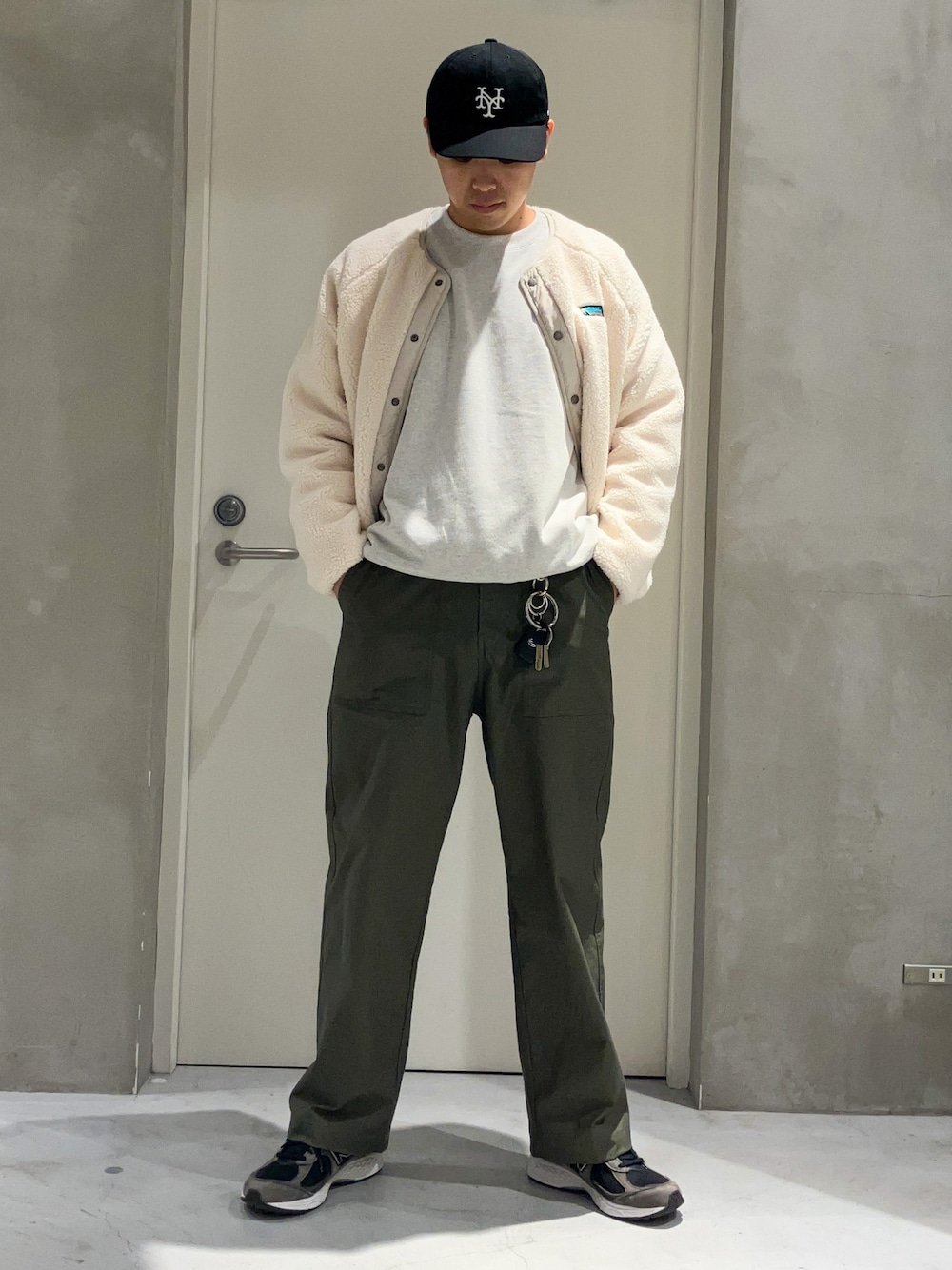 「休日スタイル、スニーカー、重ね着ベストシーズン、キャップ、ストリート、カーディガン、ベイカーパンツ、ビッグシルエット、レイヤードスタイル、スウェット、オトナカジュアル、ブルゾン、秋コーデ、秋服、ボアジャケット」｜「COMESANDGOESのアイテム（キャップ、ブラック系）」を使った、しょーへーさん（メンズ・175cm）の秋コーディネートの1枚目の写真