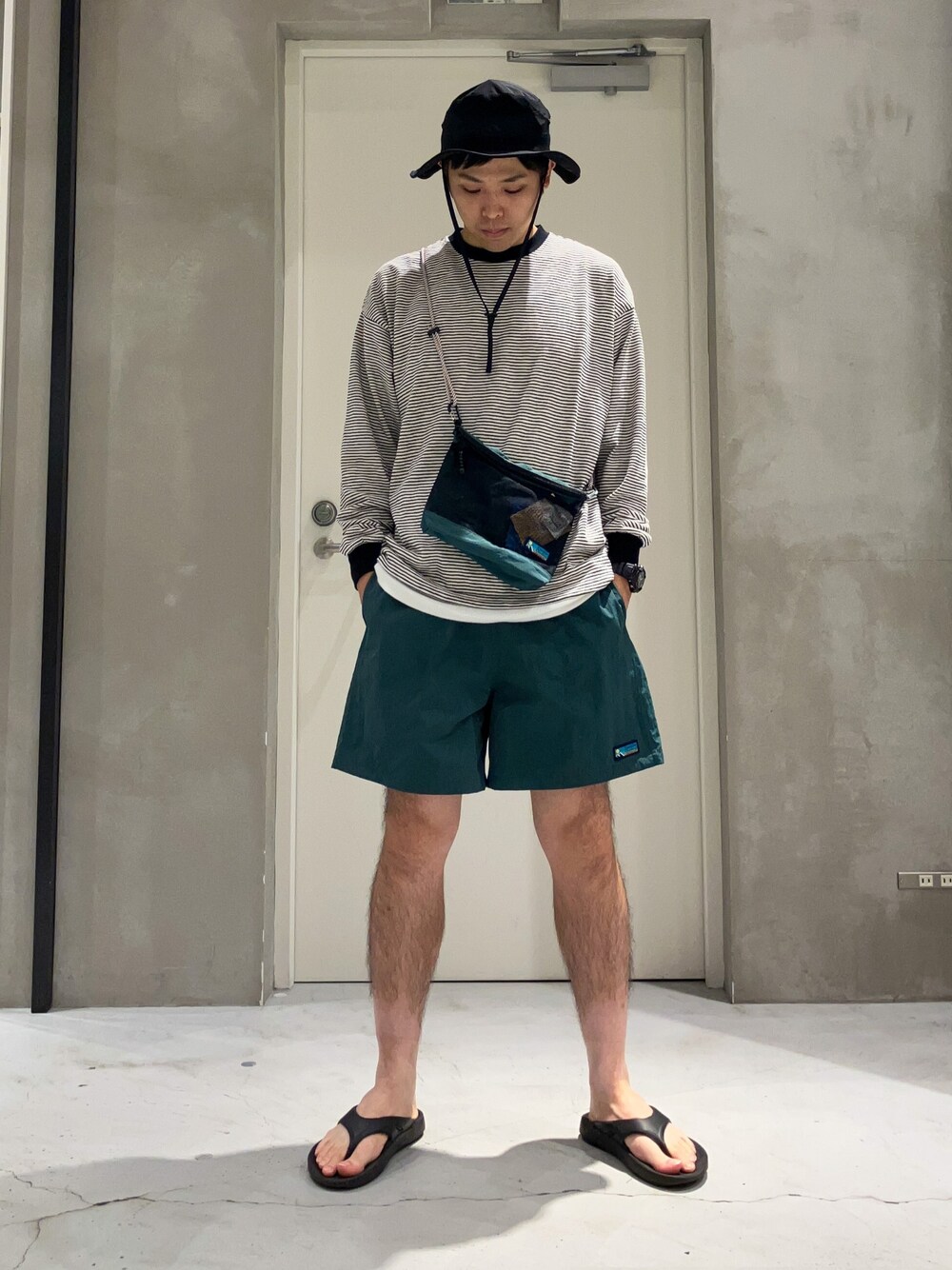 「ストリート、ショルダーバッグ、秋服準備はじめました、カラー×コーデ、ミニバッグ、休日スタイル、ロンT、ハーフパンツ、ビッグシルエット、ナイロンパンツ、大人カジュアル、カジュアル、オーバーサイズ、カジュアルコーデ、オトナカジュアル」｜「Franklin Climbingの【Franklin Climbing】 サファリハット（ハット、ブラック系）」を使った、しょーへーさん（メンズ・175cm）の夏コーディネートの1枚目の写真