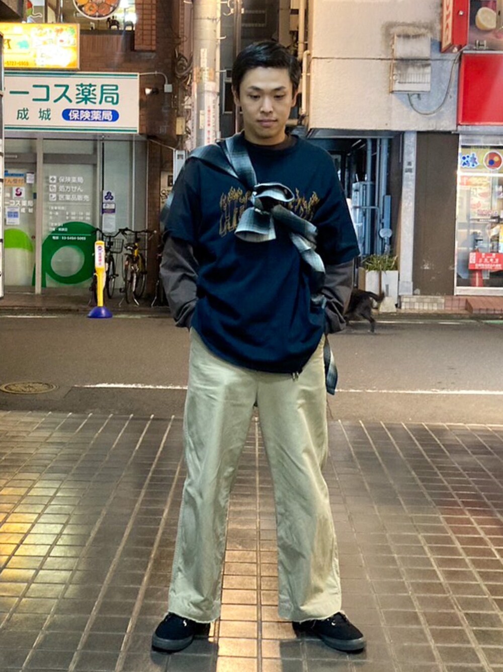 「ワイドパンツ、ブラウン、古着MIX、休日スタイル、ロンT、スニーカー、チェック、ストリート、ビッグシルエット、レイヤードスタイル、秋冬コーデ、オトナカジュアル、シャツスタイル、オーバーサイズ、スケータースタイル」｜「CALTOPのアイテム（シャツ/ブラウス、ブラック系）」を使った、しょーへーさん（メンズ・175cm）の秋コーディネートの1枚目の写真