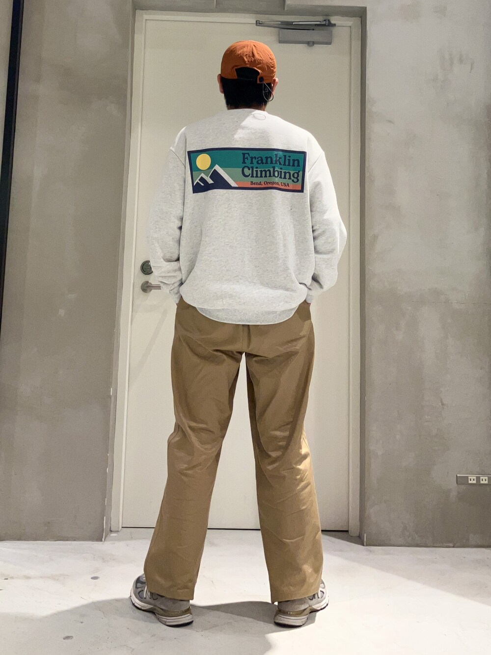 「休日スタイル、スニーカー、アウトドアスタイル、キャップ、ストリート、秋コーデ、お出かけコーデ、秋冬コーデ、スニーカーコーデ、オトナカジュアル、ワイドパンツ、ビッグシルエット、韓国ファッション、リラックススタイル」｜「SEDAN ALL-PURPOSEのアイテム（キャップ、ブラウン系）」を使った、しょーへーさん（メンズ・175cm）の秋コーディネートの1枚目の写真