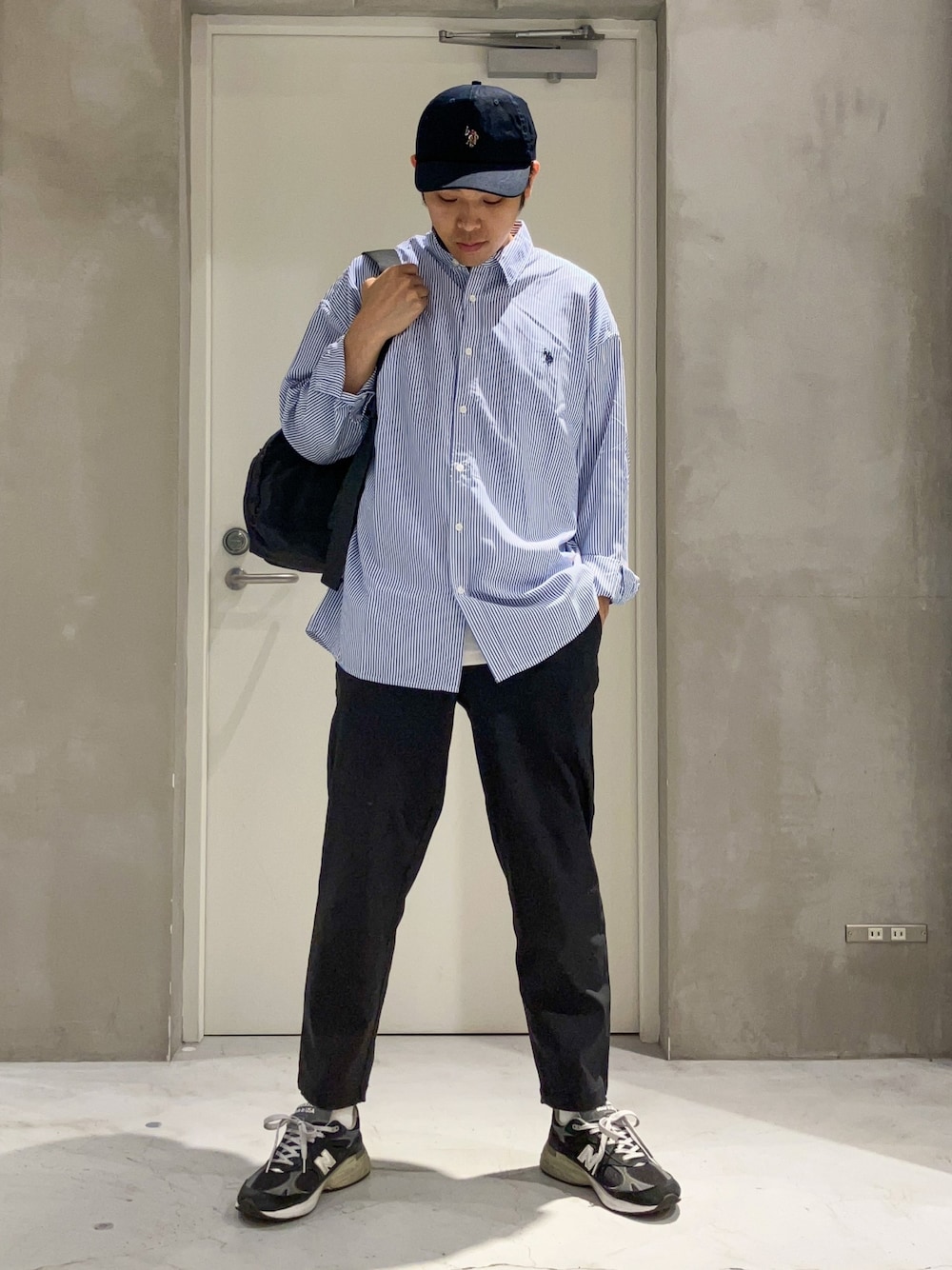 「ショルダーバッグ、秋服準備はじめました、スラックス、韓国ファッション、休日スタイル、スニーカー、ストリート、きれいめカジュアル、シャツスタイル、キャップ、ビッグシルエット、キレイめ、リラックススタイル、秋冬コーデ、大人コーデ」｜「U.S. POLO ASSN.の【U.S. POLO ASSN/ユーエスポロアッスン】ワンポイント刺繍ツイルキャップ（キャップ、ブルー系）」を使った、しょーへーさん（メンズ・175cm）の秋コーディネートの1枚目の写真