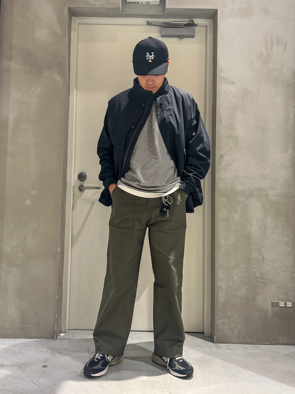 「きれいめカジュアル、重ね着ベストシーズン、キャップ、ストリート、ビッグシルエット、レイヤードスタイル、古着MIX、モッズコート、ベイカーパンツ、シンプル、ボーダー、ロンT、大人カジュアル、リラックススタイル、秋のコーデ」｜「COMESANDGOESのアイテム（キャップ、ブラック系）」を使った、しょーへーさん（メンズ・175cm）の秋コーディネートの1枚目の写真