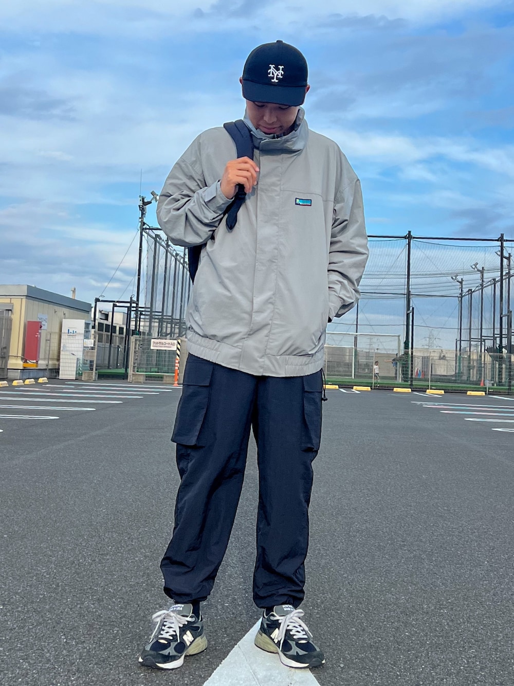 「カーゴパンツ、リュック、ジャケットスタイル、お出かけコーデ、スポーツミックス、アウトドアスタイル、シンプルコーデ、ワイドパンツ、休日スタイル、スニーカー、キャップ、ゆるコーデ、オトナカジュアル、秋冬コーデ、カジュアルコーデ」｜「Franklin Climbingの【Franklin Climbing】BACKPACK 35Lリュック（バックパック/リュック、ブラック系）」を使った、しょーへーさん（メンズ・175cm）の秋コーディネートの1枚目の写真