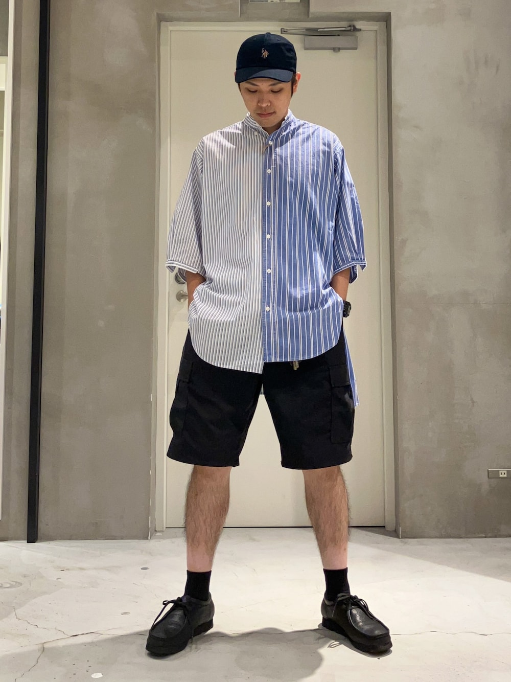 「お出かけコーデ、柄シャツ、キャップ、古着MIX、夏セールで買いました、ショートパンツ、夏コーデ、ZOZOセール2023夏、シャツスタイル、ストリート、カーゴパンツ、シンプル、ビッグシルエット、大人カジュアル、きれいめカジュアル」｜「Clarksの【Clarks / クラークス】Wallabee GTX ワラビー ゴアテックス（モカシン/デッキシューズ、ブラック系）」を使った、しょーへーさん（メンズ・175cm）の夏コーディネートの1枚目の写真