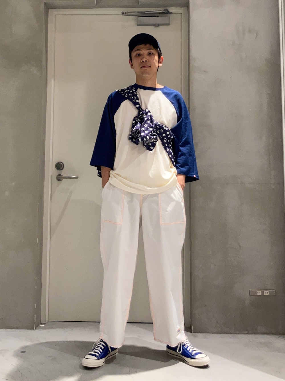 「お出かけコーデ、キャップ、夏だ！Tシャツ着よう！、白パンツ、オープンカラーシャツ、スニーカー、夏コーデ、休日スタイル、ストリート、このスタイルがお気に入り、おしゃれさんと繋がりたい、ビッグシルエット、メンズコーデ、大人カジュアル、シャツスタイル」｜「CONVERSEの【CONVERSE/コンバース】オールスター(R)OX（スニーカー、ブルー系）」を使った、しょーへーさん（メンズ・175cm）の夏コーディネートの1枚目の写真