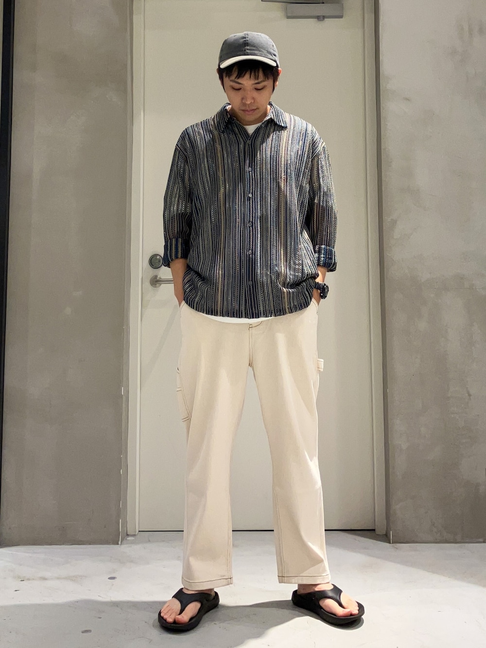 「モノトーン、シャツスタイル、ストリート、淡色コーデ、秋服準備はじめました、ロゴT、レイヤードスタイル、カラー×コーデ、休日スタイル、きれいめカジュアル、デニム、ビッグシルエット、韓国ファッション、大人カジュアル、カジュアル」｜「COBRA CAPSのアイテム（キャップ、グレー系）」を使った、しょーへーさん（メンズ・175cm）の夏コーディネートの1枚目の写真