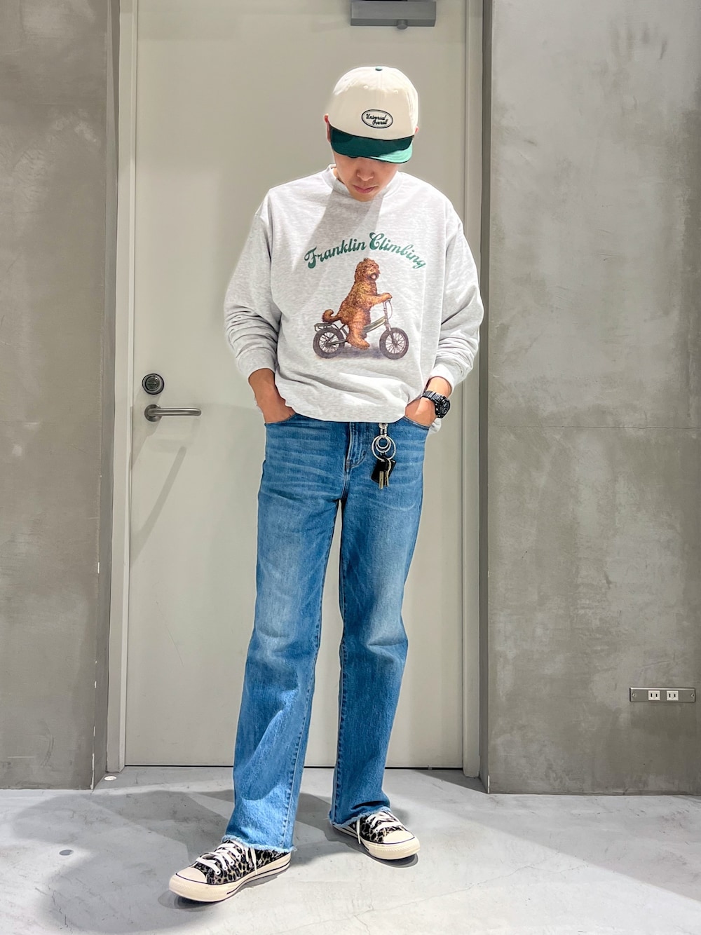「ビッグシルエット、レイヤードスタイル、スウェット、お出かけコーデ、古着MIX、ファッションを楽しもう、デニム、スニーカー、大人カジュアル、オーバーサイズ、カジュアル、デニムパンツ、リラックススタイル、コンバース、キャップ」｜「UNIVERSAL OVERALLの【UNIVERSAL OVERALL】別注刺繍バイカラーショートバイザー（キャップ、グリーン系）」を使った、しょーへーさん（メンズ・175cm）の秋コーディネートの1枚目の写真