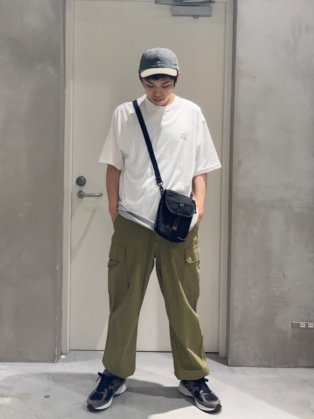 「夏だ！Tシャツ着よう！、古着MIX、スニーカー、ショルダーバッグ、夏コーデ、休日スタイル、ストリート、ビッグシルエット、お出かけコーデ、大人カジュアル、おしゃれさんと繋がりたい、カーゴパンツ、みんなの白Tフェス、白Tシャツ、ミリタリー」｜「ROTHCOのアイテム（ショルダーバッグ、ブラック系）」を使った、しょーへーさん（メンズ・175cm）の夏コーディネートの1枚目の写真