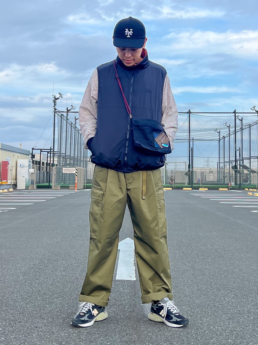 「ベスト、カーゴパンツ、ショルダーバッグ、お出かけコーデ、スポーツミックス、アウトドアスタイル、ワイドパンツ、休日スタイル、ロンT、スニーカー、キャップ、オトナカジュアル、初秋コーデ、ストリートコーデ、ゆるコーデ」｜「COMESANDGOESのアイテム（キャップ、ブラック系）」を使った、しょーへーさん（メンズ・175cm）の秋コーディネートの1枚目の写真