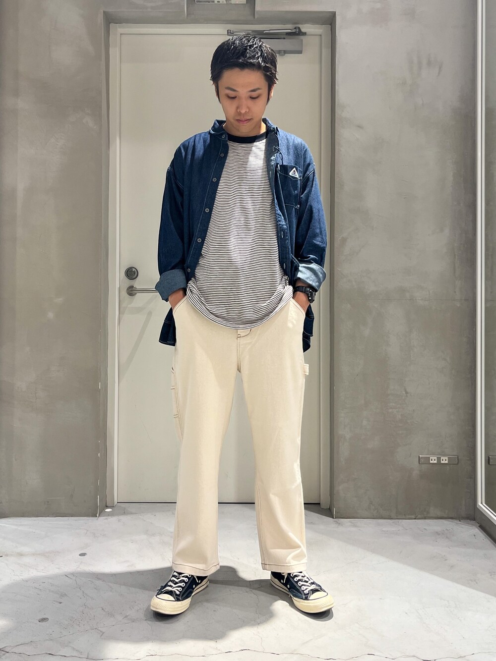 「秋服準備はじめました、カラー×コーデ、韓国ファッション、デニム、休日スタイル、古着MIX、ロンT、スニーカー、シャツスタイル、淡色コーデ、秋コーデ、オトナカジュアル、ビッグシルエット、カジュアルコーデ、オーバーサイズ」｜「GEVACOの【GEVACO / ゲバコ】【ユニセックス】デニムショールカラーワークシャツ（シャツ/ブラウス、ブルー系）」を使った、しょーへーさん（メンズ・175cm）の夏コーディネートの1枚目の写真