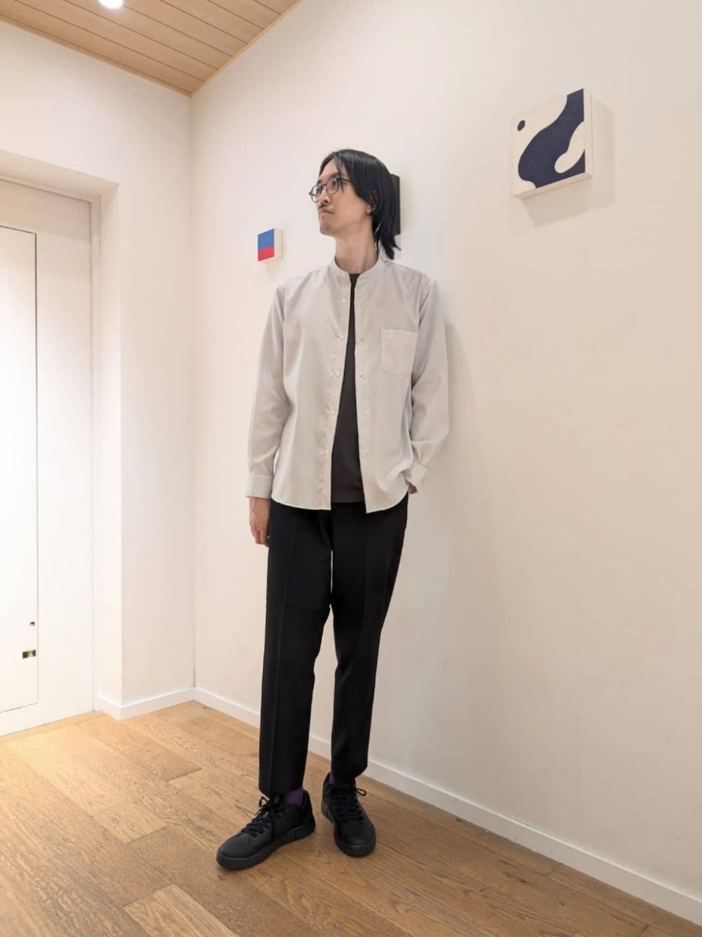 ブラック系のスニーカー、ブラック系のその他パンツ、グレー系のシャツ/ブラウスを着用したメンズの秋コーディネートの1枚目の写真