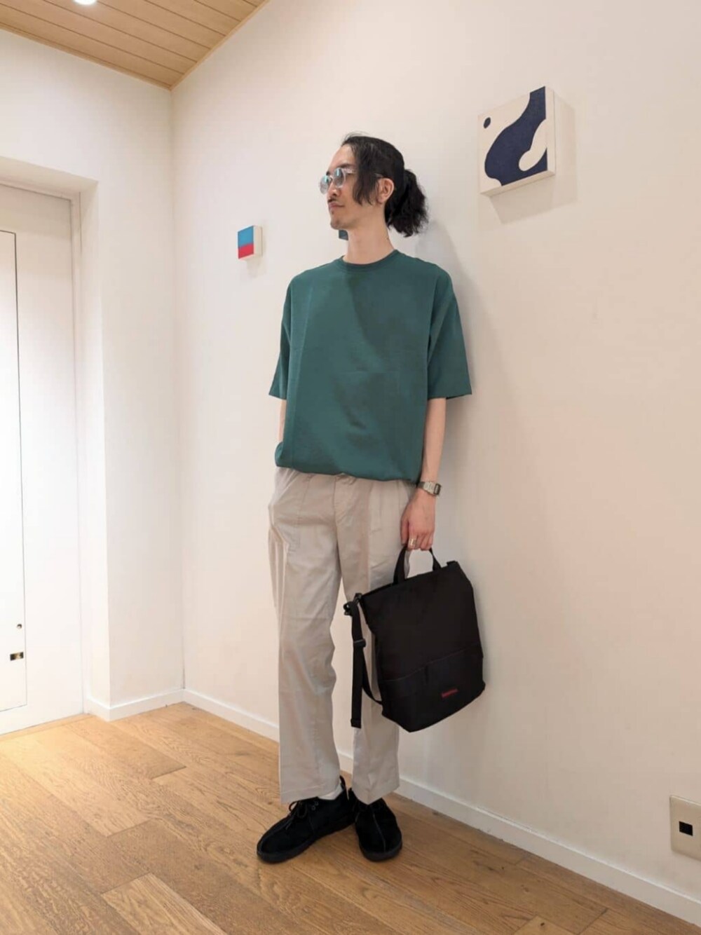 ブラック系のブーツ、ベージュ系のチノパンツ、ブルー系のTシャツ/カットソーを着用したメンズの夏コーディネートの1枚目の写真