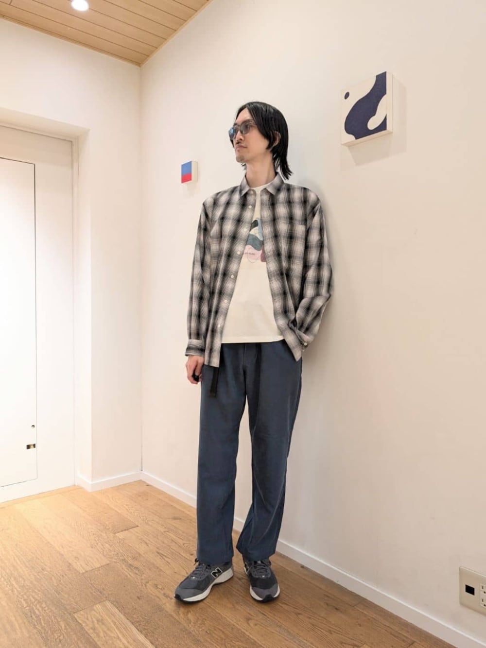 グレー系のシャツ/ブラウス、ブルー系のその他パンツ、グレー系のスニーカーを着用したメンズの秋コーディネートの1枚目の写真