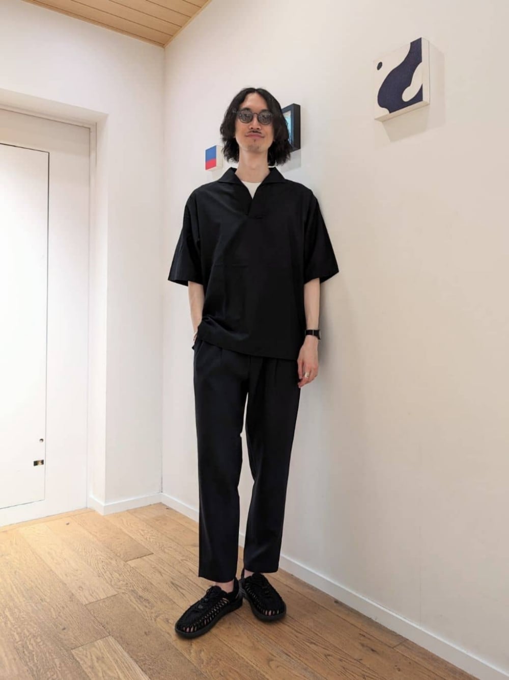 ブラック系のサンダル、ブルー系のその他パンツ、グレー系のシャツ/ブラウスを着用したメンズの夏コーディネートの1枚目の写真