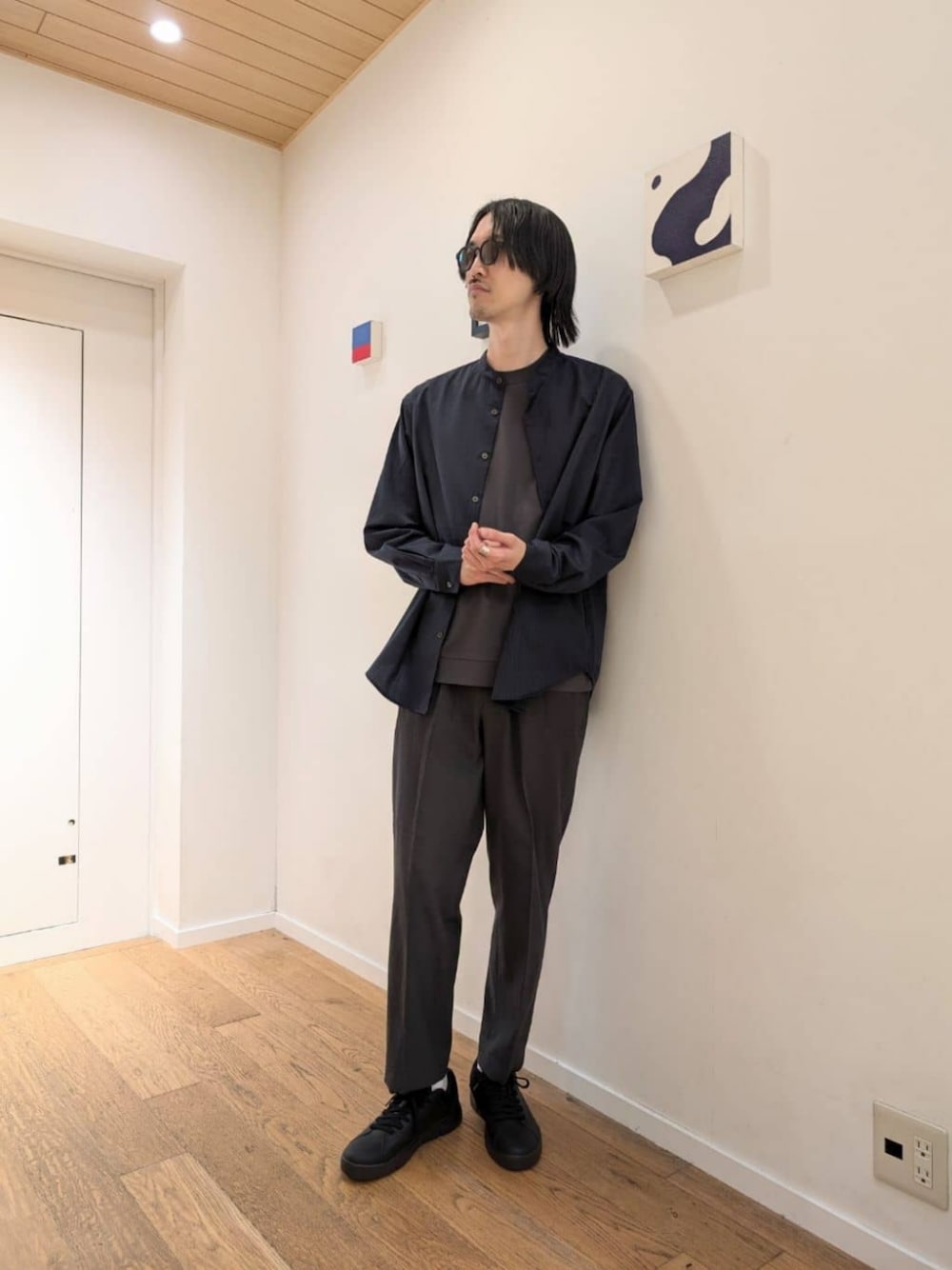 グレー系のTシャツ/カットソー、グレー系のその他パンツ、ブラック系のスニーカーを着用したメンズの秋コーディネートの1枚目の写真