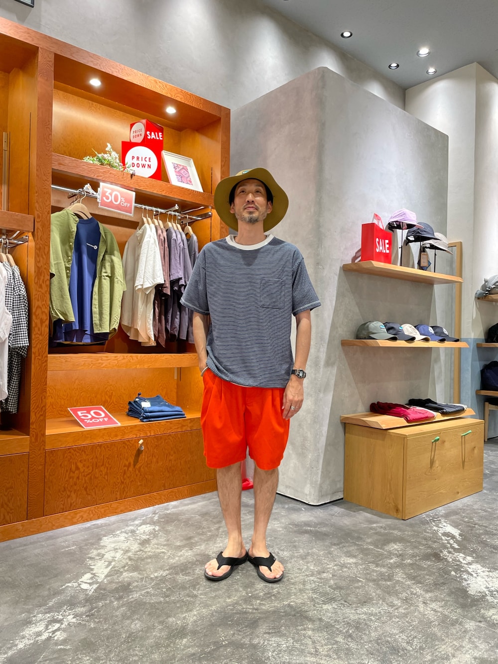 「ボーダー、フェススタイル、ショートパンツ、サンダル、ハーフパンツ、テーマパークコーデ、アウトドアスタイル、夏コーデ」｜「CIAOPANIC TYPYのボーダー配色ステッチ半袖Tee（Tシャツ/カットソー、ブルー系）」を使った、yonmaru2さん（メンズ・175cm）の夏コーディネートの1枚目の写真