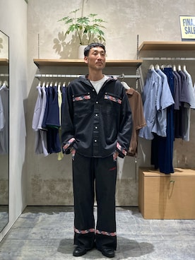 「SOUNDSGOOOOD（サウンズグッド）の【SOUNDS GOOOOD】チロリアンテープデニムパンツ（デニムパンツ、ブラック系）」を使った、yonmaru2さん（メンズ・175cm）の秋コーディネート