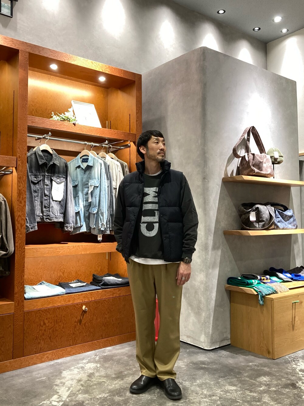 「スラックス、ベスト、大人コーデ、シンプル、大人カジュアル、おでかけコーデ、レイヤードスタイル、デートコーデ、着回しコーデ、アメカジ、シンプルコーデ、シンプルスタイル、ロゴ、ロゴT、ブラック」｜「CIAOPANIC TYPYのウールライクワークパンツ（その他パンツ、ベージュ系）」を使った、yonmaru2さん（メンズ・175cm）の冬コーディネートの1枚目の写真