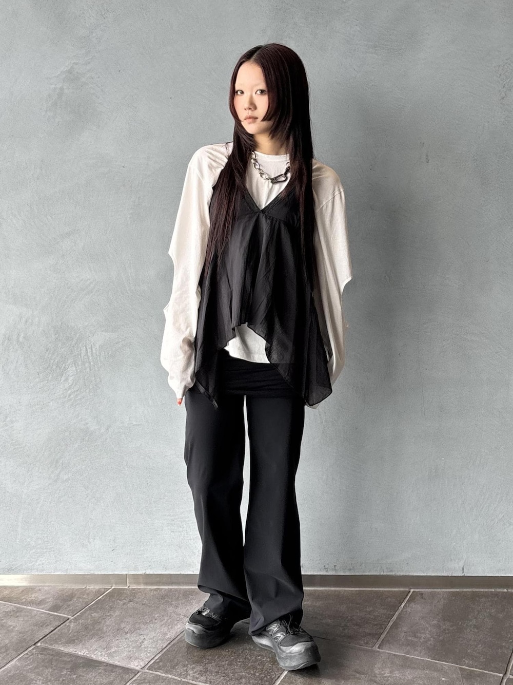 ブラック系のその他パンツ、ブラック系のキャミソール、ホワイト系のTシャツ/カットソーを着用したレディースの春コーディネートの1枚目の写真