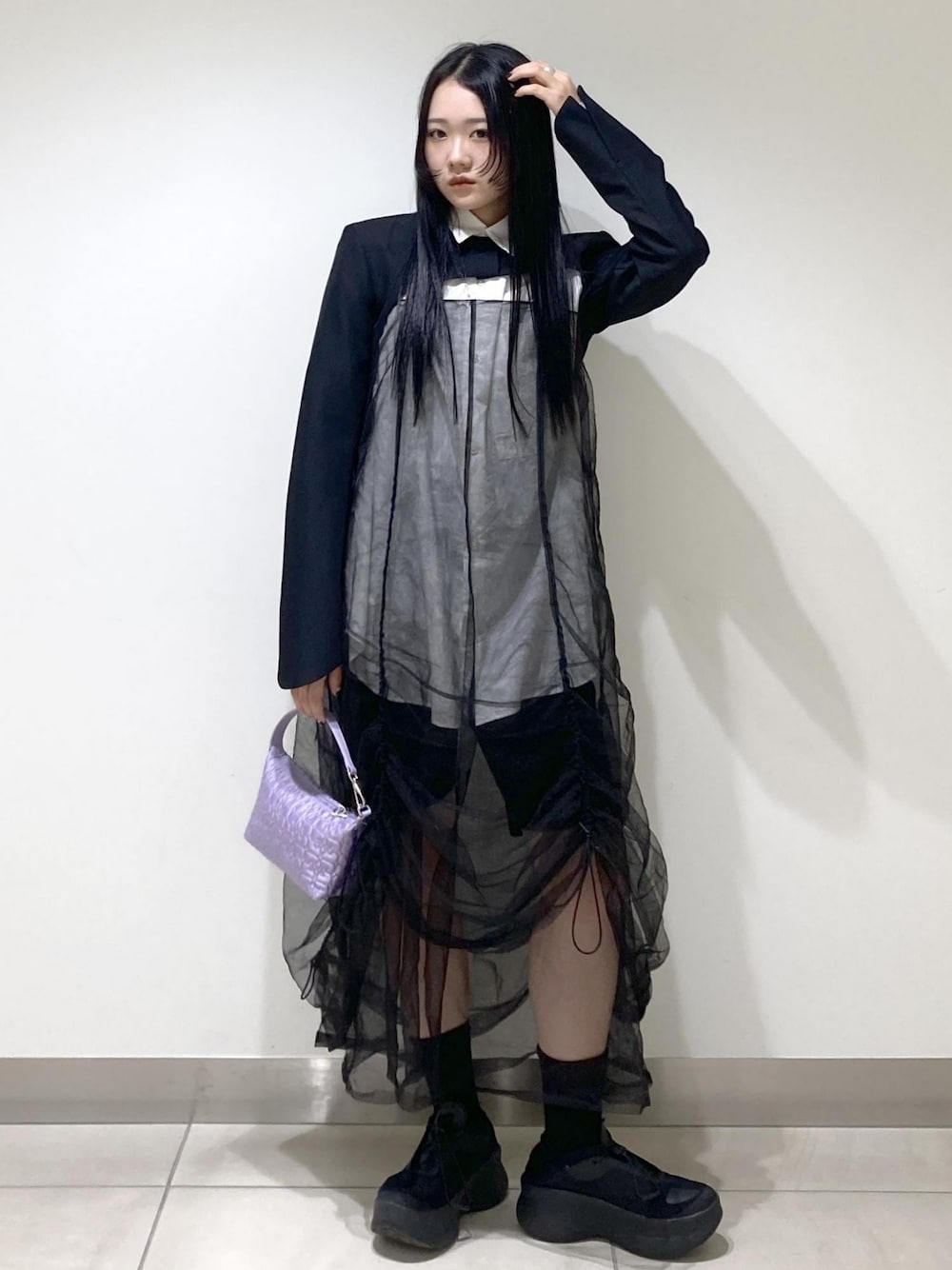 ブラック系のワンピース、ブラック系のその他パンツ、ホワイト系のシャツ/ブラウスを着用したレディースの冬コーディネートの1枚目の写真