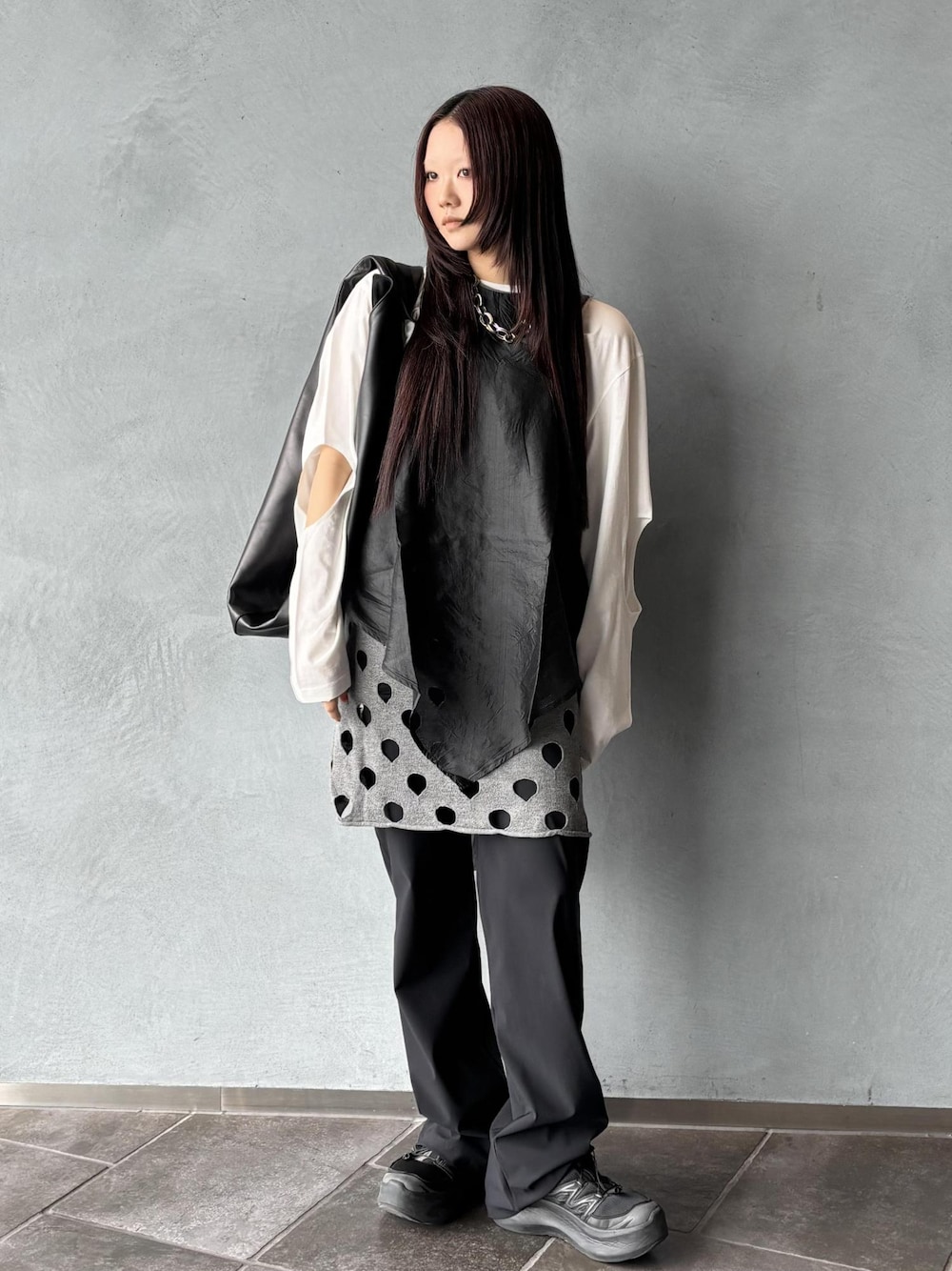 グレー系のワンピース、ブラック系のシャツ/ブラウス、ホワイト系のTシャツ/カットソーを着用したレディースの春コーディネートの1枚目の写真