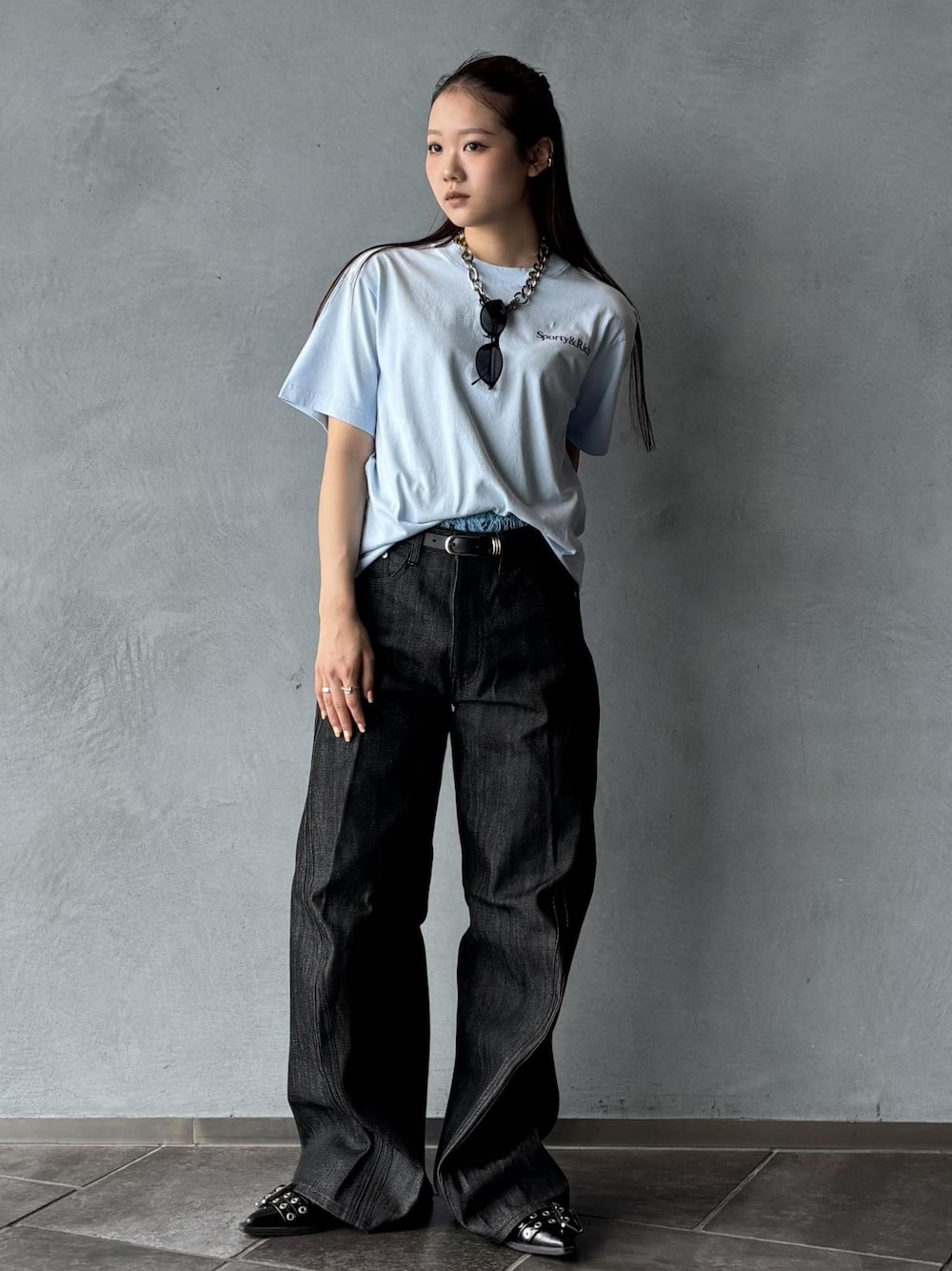 ブラック系のデニムパンツ、ブルー系のTシャツ/カットソー、ブラック系のサングラスを着用したレディースの夏コーディネートの1枚目の写真