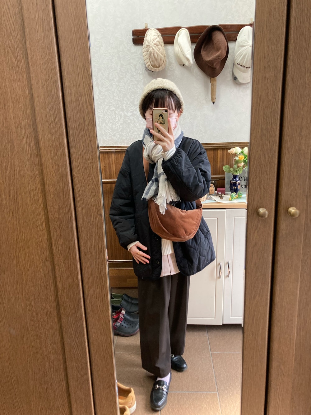 「お買い物」｜「DHOLICのアイテム（ニットキャップ/ビーニー、ベージュ系）」を使った、ふゆさん（レディース・153cm）の春コーディネートの1枚目の写真