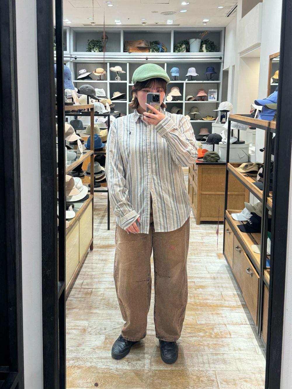 「春色、スニーカー、古着MIX、override、ハンチング、ハンチング帽、帽子、帽子コーデ、ストライプ、ストライプシャツ、POLO、長袖シャツ、デニム、ブラウンデニム、春服」｜「OVERRIDEのOVERRIDE  OGC KNIT HUNTING / オーバーライド（ハンチング/ベレー帽、グリーン系）」を使った、aoiさん（レディース・167cm）の春コーディネートの1枚目の写真