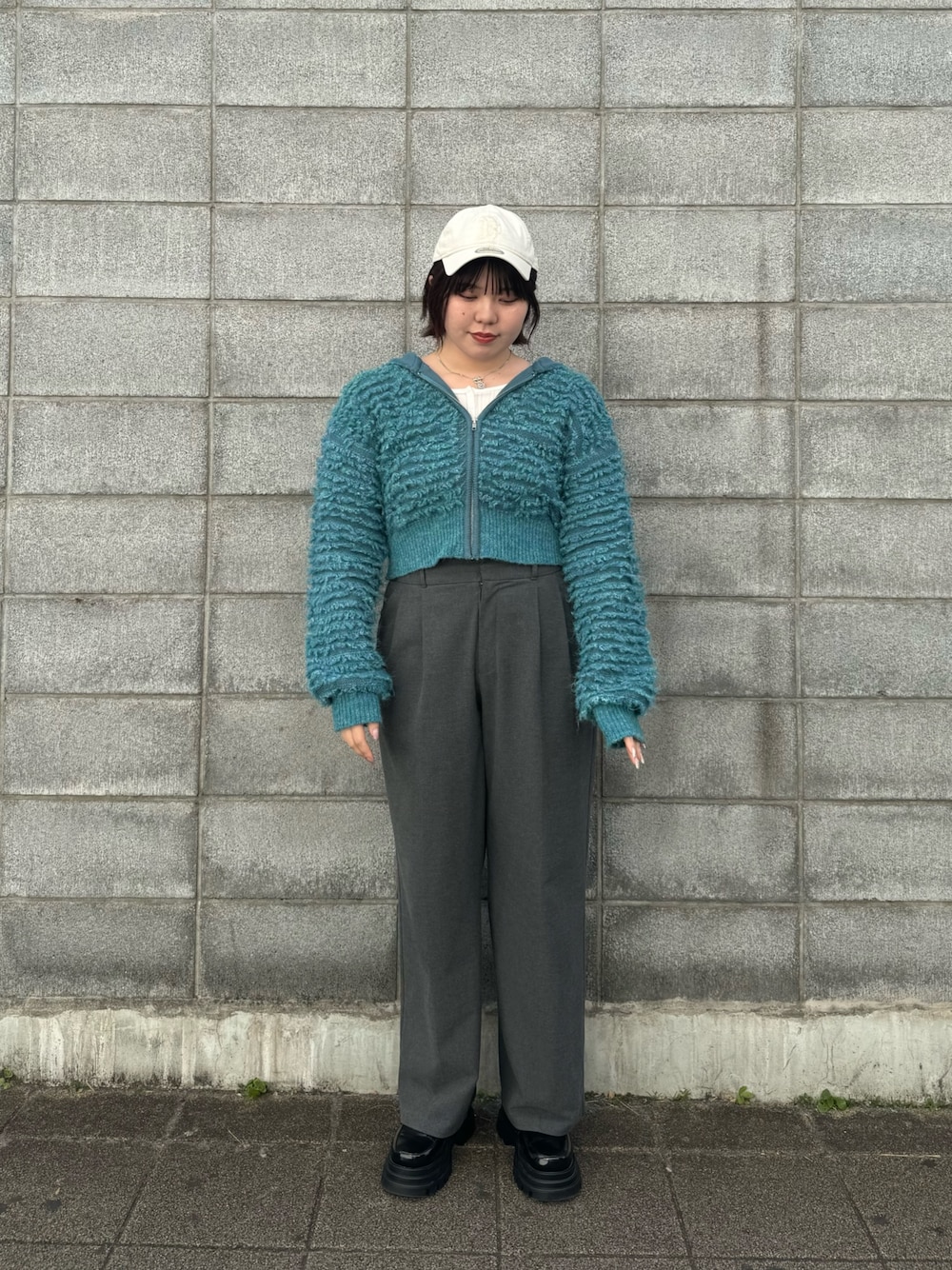 「プチプラ、ニット/セーター、パンツスタイル、OVERRIDE、帽子、キャップ、キャップ女子、ニューエラ、NEW ERA、9twenty、ブルーニット、スラックス、ローファー、厚底、パーカー」｜「NEW ERAの【NEW ERA】9TWENTY MLB BASEBALL CAP /【ニューエラ】920 ナイントゥエンティ メジャーリーグ ベースボール キャップ（キャップ、ベージュ系）」を使った、aoiさん（レディース・167cm）の冬コーディネートの1枚目の写真