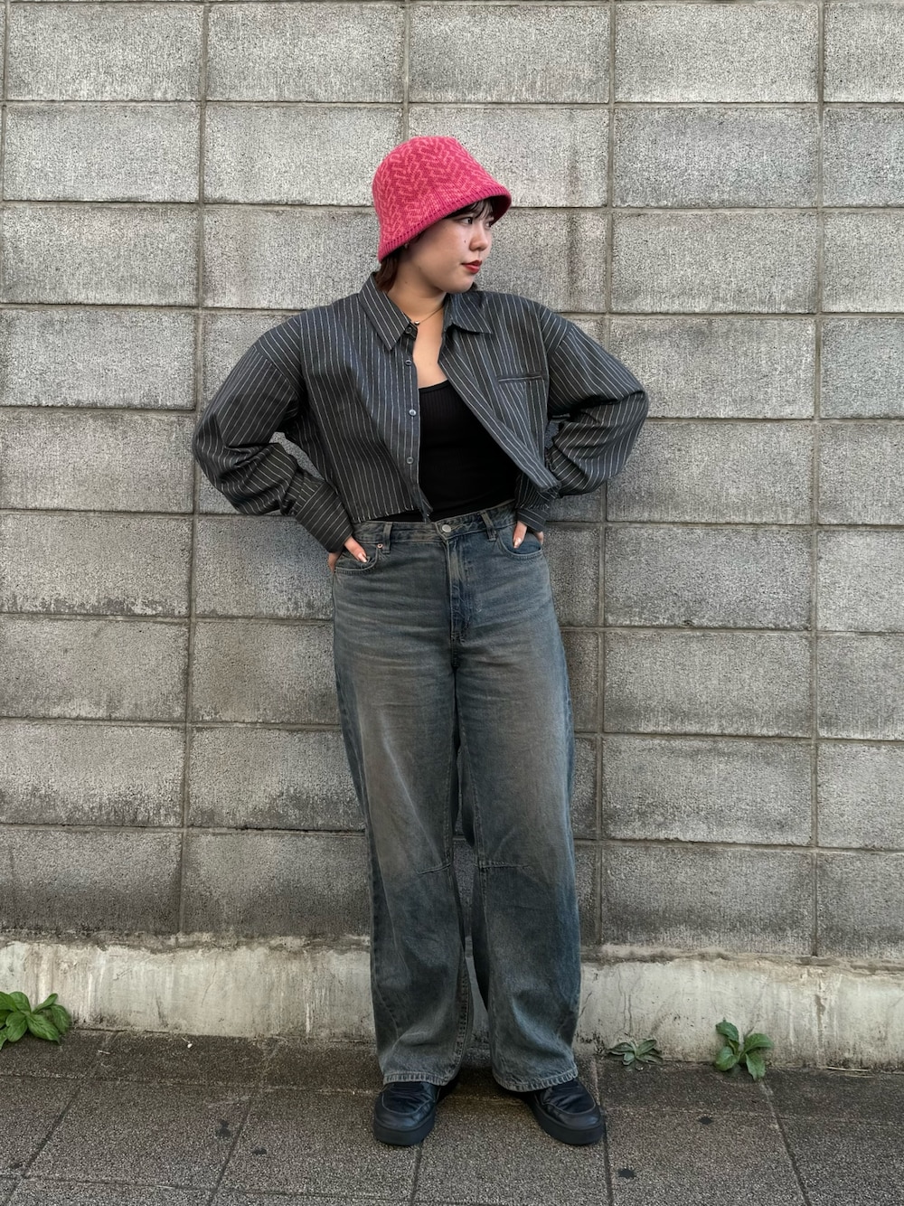 「帽子、ハット、ピンク、シャツ、クロップドトップス、ストライプ、デニム、スニーカー、グレー、秋コーデ、モノトーン、古着MIX、OVERRIDE、柄物、シャツコーデ」｜「OVERRIDEのOVERRIDE  TM JAQUARD PAT BUCKET / オーバーライド（ハット、ピンク系）」を使った、aoiさん（レディース・167cm）の秋コーディネートの1枚目の写真