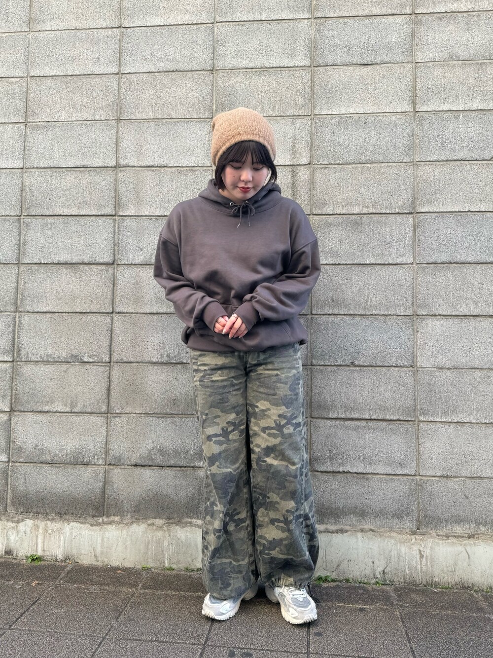 「プチプラ、オーバーライド、OVERRIDE、帽子、帽子コーデ、ニット帽、ニット、ビーニー、迷彩、迷彩パンツ、フーディー、パーカー、オーバーサイズ、スニーカー、メンズライク」｜「OVERRIDEのOVERRIDE  ALPACA LOOSE BEANIE / オーバーライド（ニットキャップ/ビーニー、ベージュ系）」を使った、aoiさん（レディース・167cm）の冬コーディネートの1枚目の写真