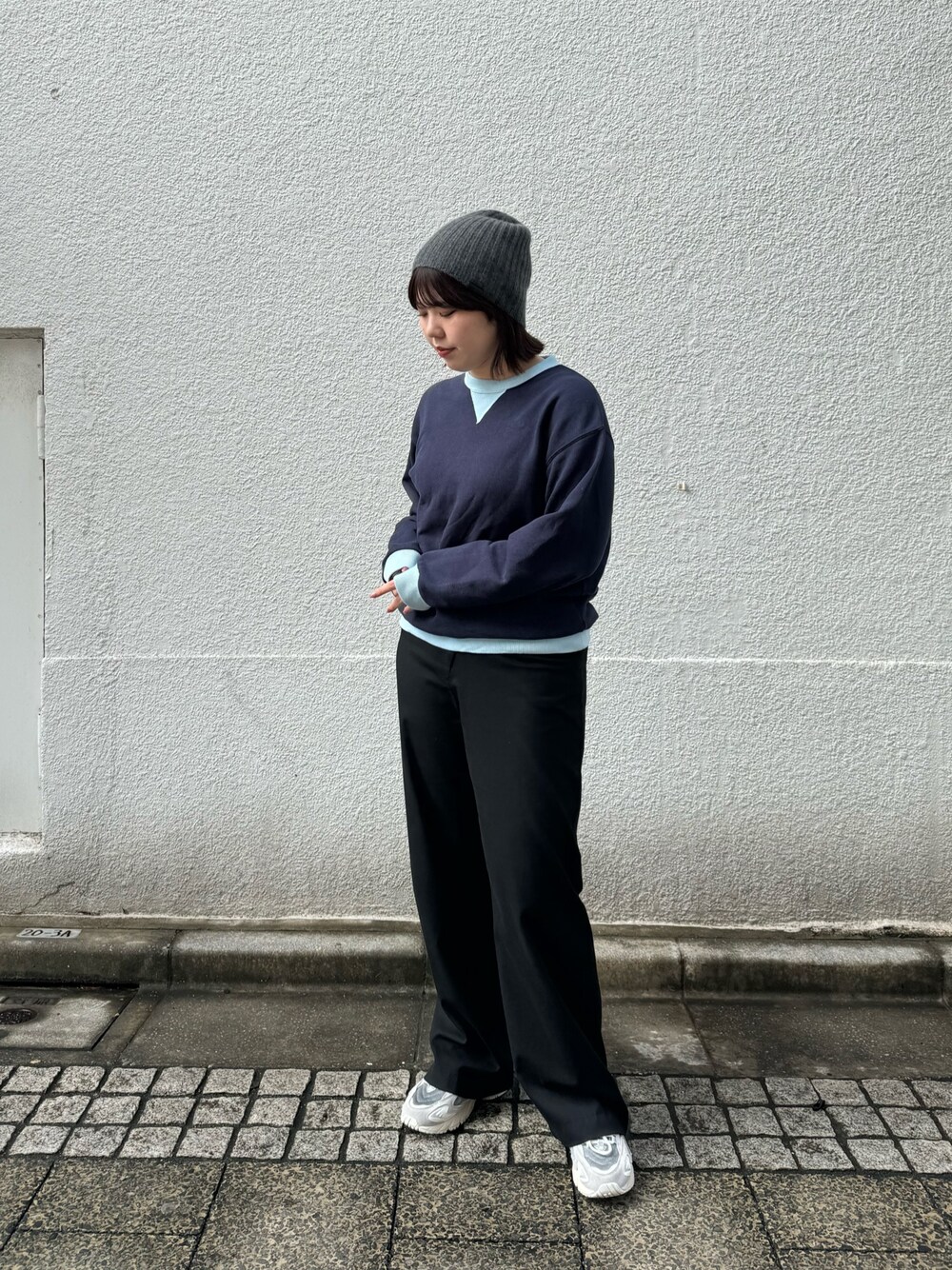 「arth、OVERRIDE、ビーニー、帽子、ニット帽、パーカー、トレーナー、スラックス、黒パンツ、スニーカー、New Balance、ネイビー、秋コーデ、ZARA、シンプルスタイル」｜「arthのarth  Cashmere Rib Beanie / アース（ニットキャップ/ビーニー、グレー系）」を使った、aoiさん（レディース・167cm）の秋コーディネートの1枚目の写真