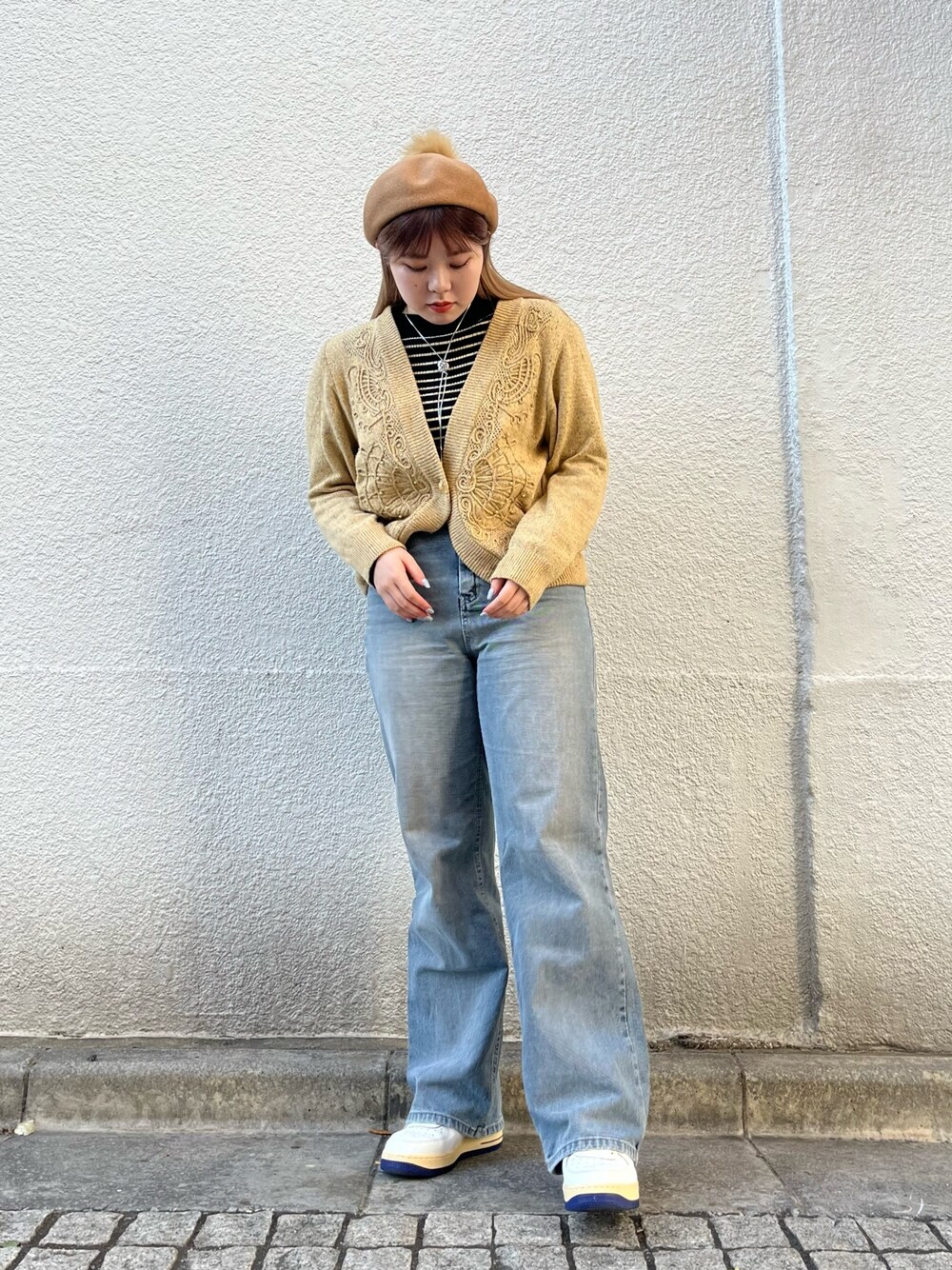 「ベレー帽、ポンポン帽子、ベージュ、override、カーディガンコーデ、ニットカーディガン、タートルネック、ボーダー、レイヤードスタイル、ニット、スニーカー、古着MIX、タートルネックニット、デニム、黄色」｜「OVERRIDEの【FINE BOYS11月号掲載】OVERRIDE  BASQUE BASIC BERET（ハンチング/ベレー帽、ベージュ系）」を使った、aoiさん（レディース・167cm）の冬コーディネートの1枚目の写真