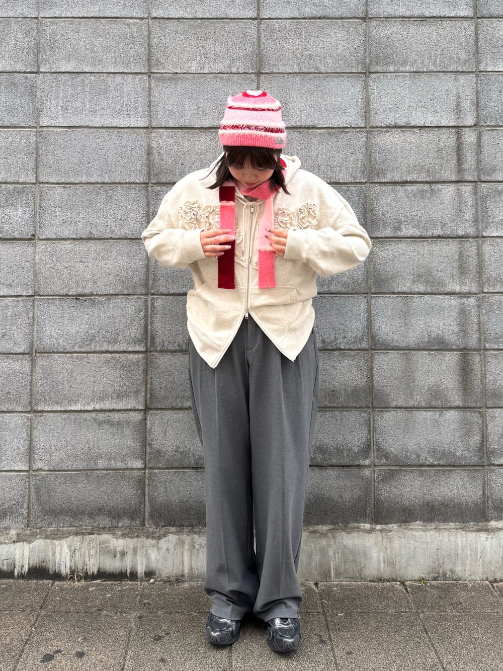 ピンク系のニットキャップ/ビーニーを着用したレディースの秋コーディネートの1枚目の写真