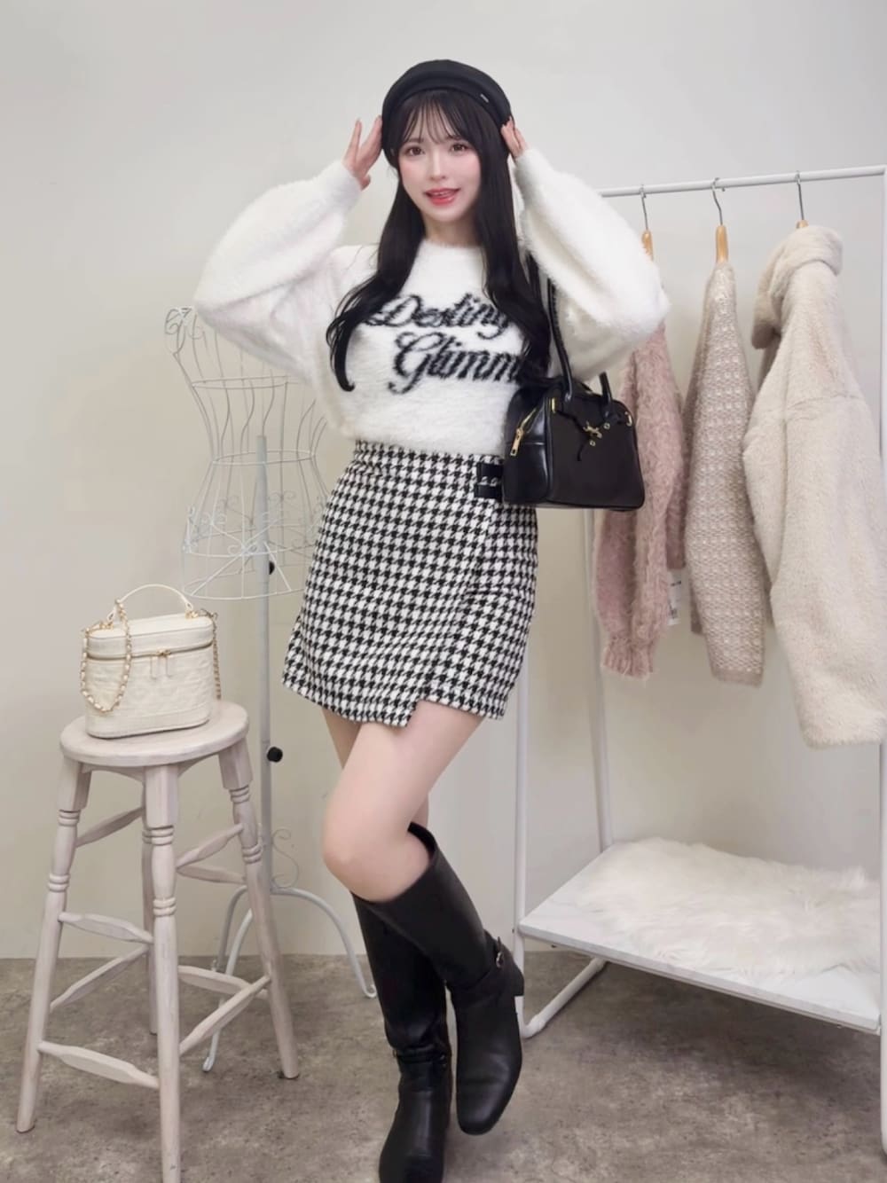 ブラック系のハンドバッグ、その他のスカート、ホワイト系のニット/セーターを着用したレディースの秋コーディネートの1枚目の写真